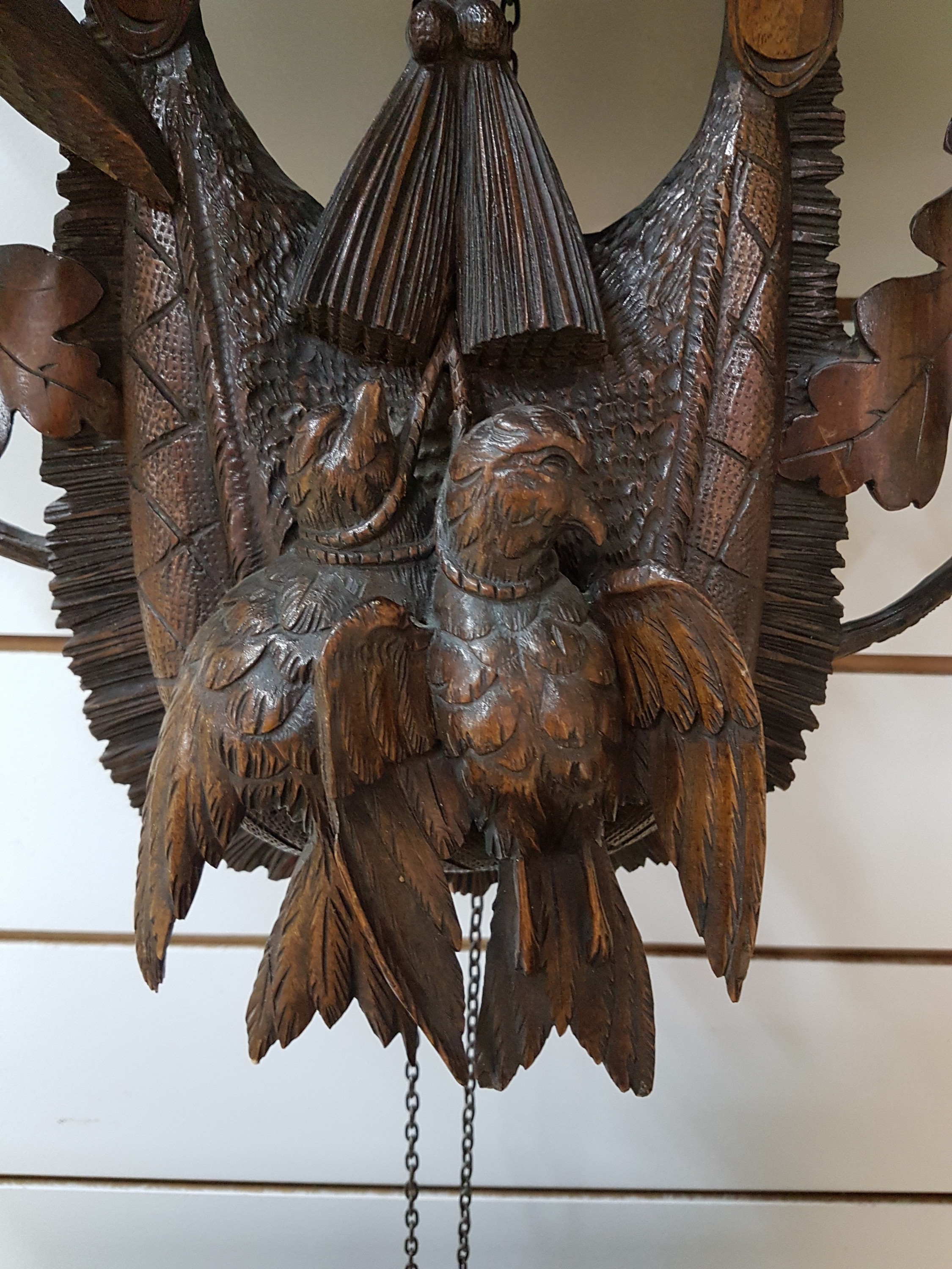 Detail h: Sehr große Kuckucksuhr, Manufaktur Gordian Hettich & Sohn, Furtwangen (Schwarzwald), um 1900, großvolumiges geschnitztes Holzgehäuse, ...