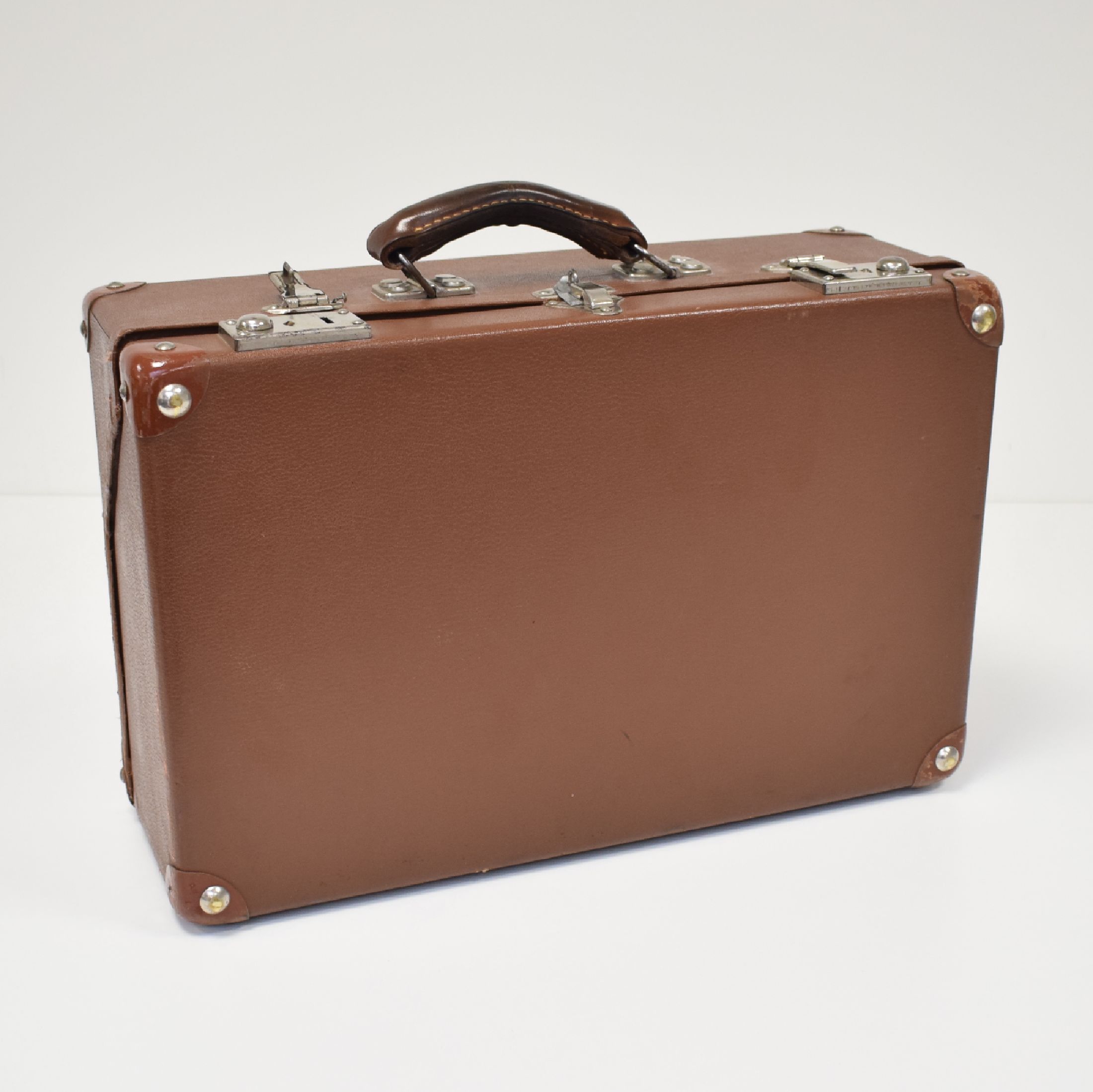 UHRENKOFFER für Vertreter mit 7 Tabletts, um 1950, im Deckel sign. "ERTUS WATCH, Fabrique d' Horologerie Bienne", vernickelte ...