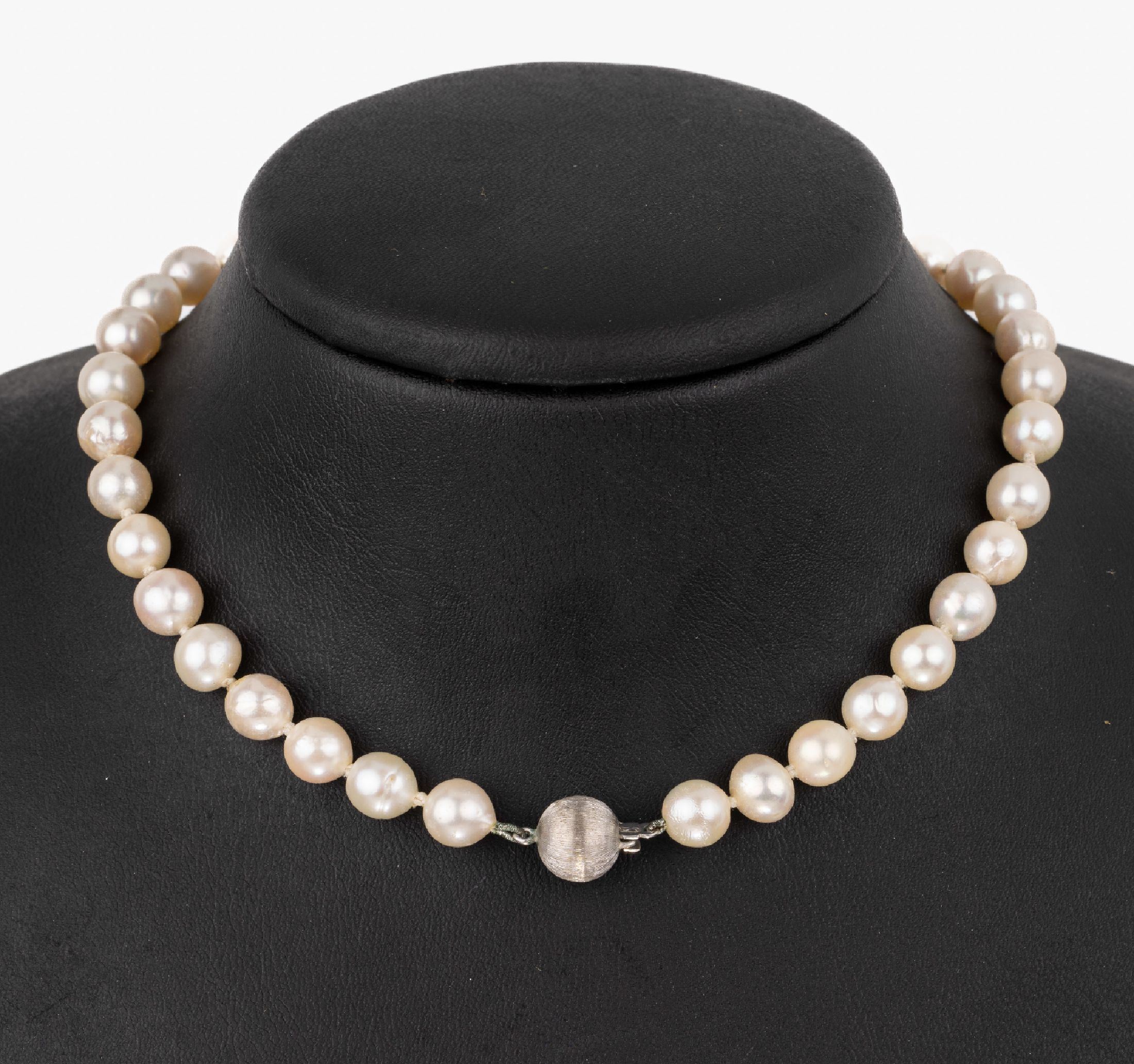Zuchtperl-Collier mit 14 kt Gold Kugelschließe, WG 585/000, cremefarb. Akoyazuchtperlen, D. ca. 8 mm, L. ca. 78 cm