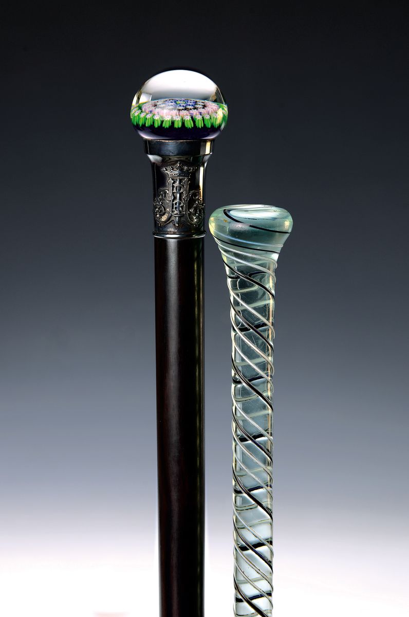 Zwei Spazierstöcke, 19./20.Jh., 1x Glasstock für Rekruten, Mitte/Ende 19.Jh, farbloses Vollglas mit spiralförmiger Bänderaufschmelzung, L. 85 cm; ...