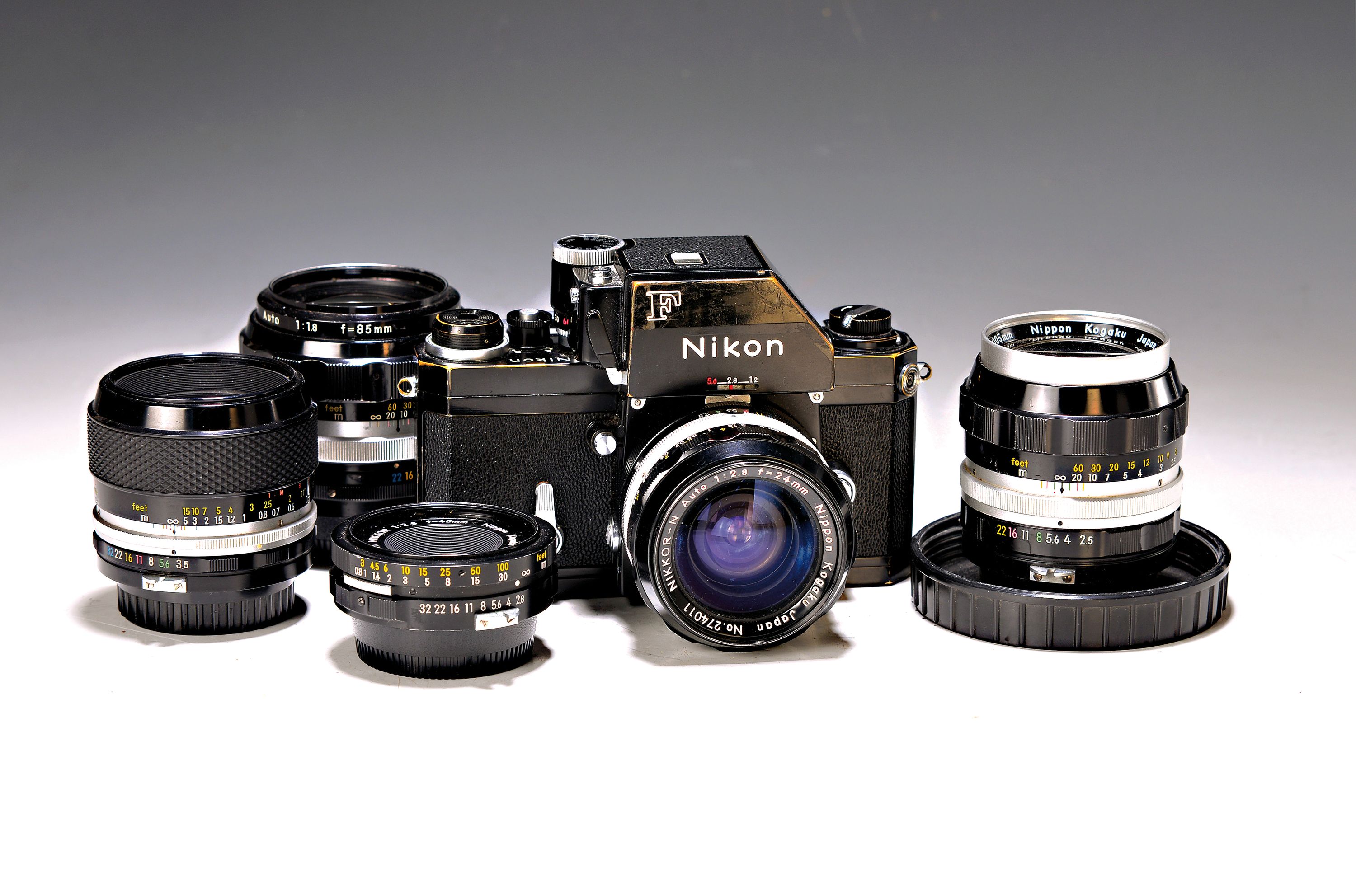 Nikon F, 1960er-Jahre, mit fünf Objektiven und Zubehör, 7135640, Objektive: Nikkor-N 1:2.8/24mm, Nikkor 1:2.8/45mm, Micro-Nikkor-P 1:3.5/55mm, ...