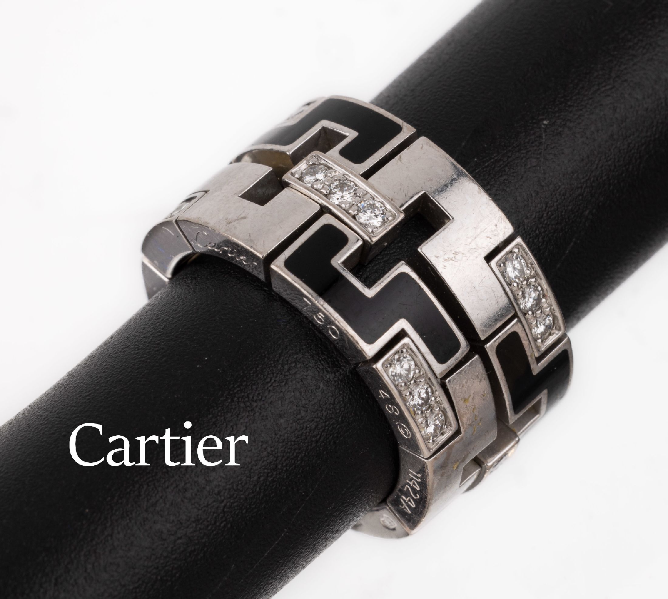 18 kt Gold CARTIER Brillant-Email-Ring, WG 750/000, schwarz emaill., Brillanten zus. ca. 0.40 ct feines Weiß-Weiß/lr-vs, RW 48, ca. 16.7 g, sign. ...