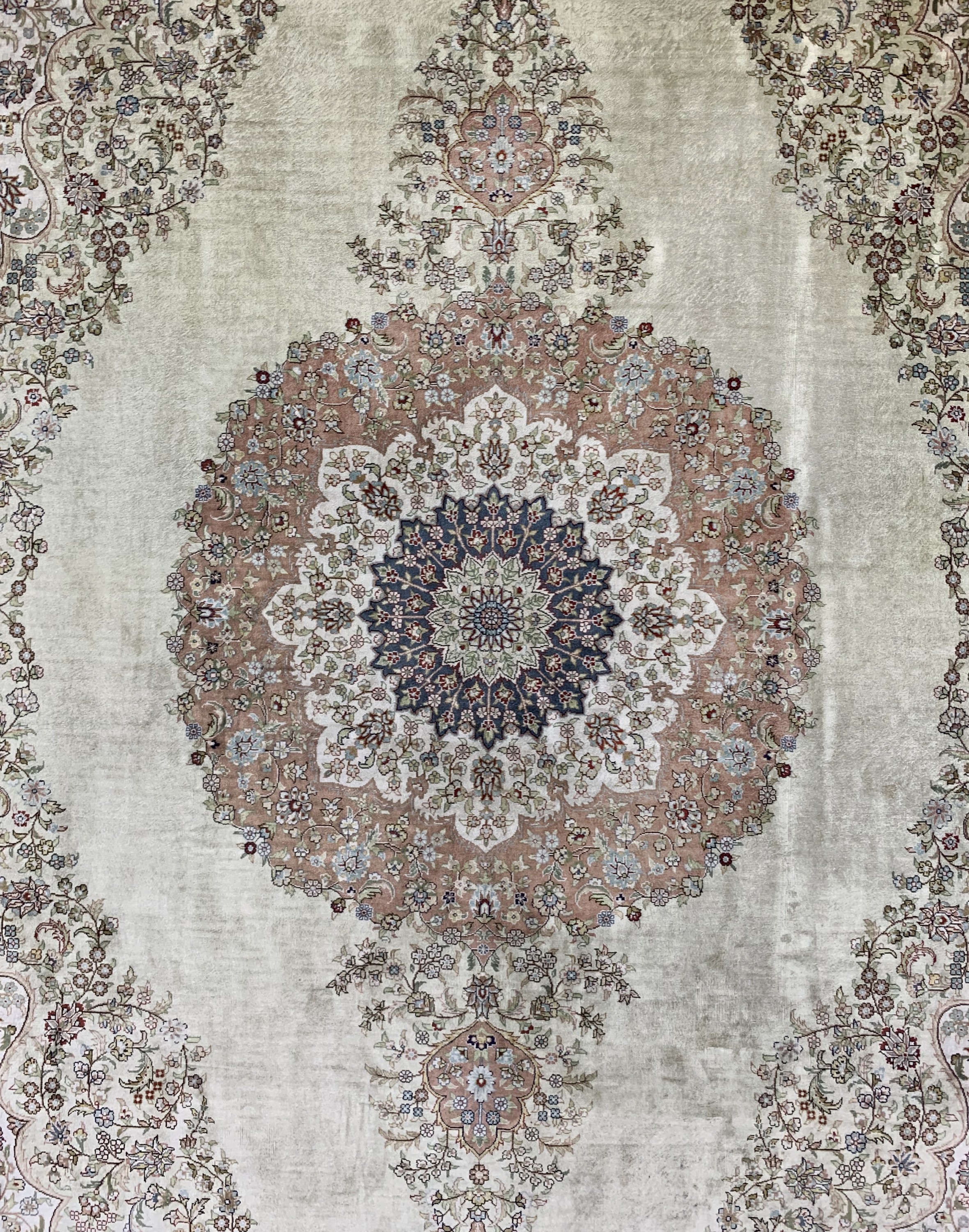 Detail b: Hereke Seide fein, China, ca. 40 Jahre, reine Naturseide, ca. 310 x 200 cm, EHZ: 2
