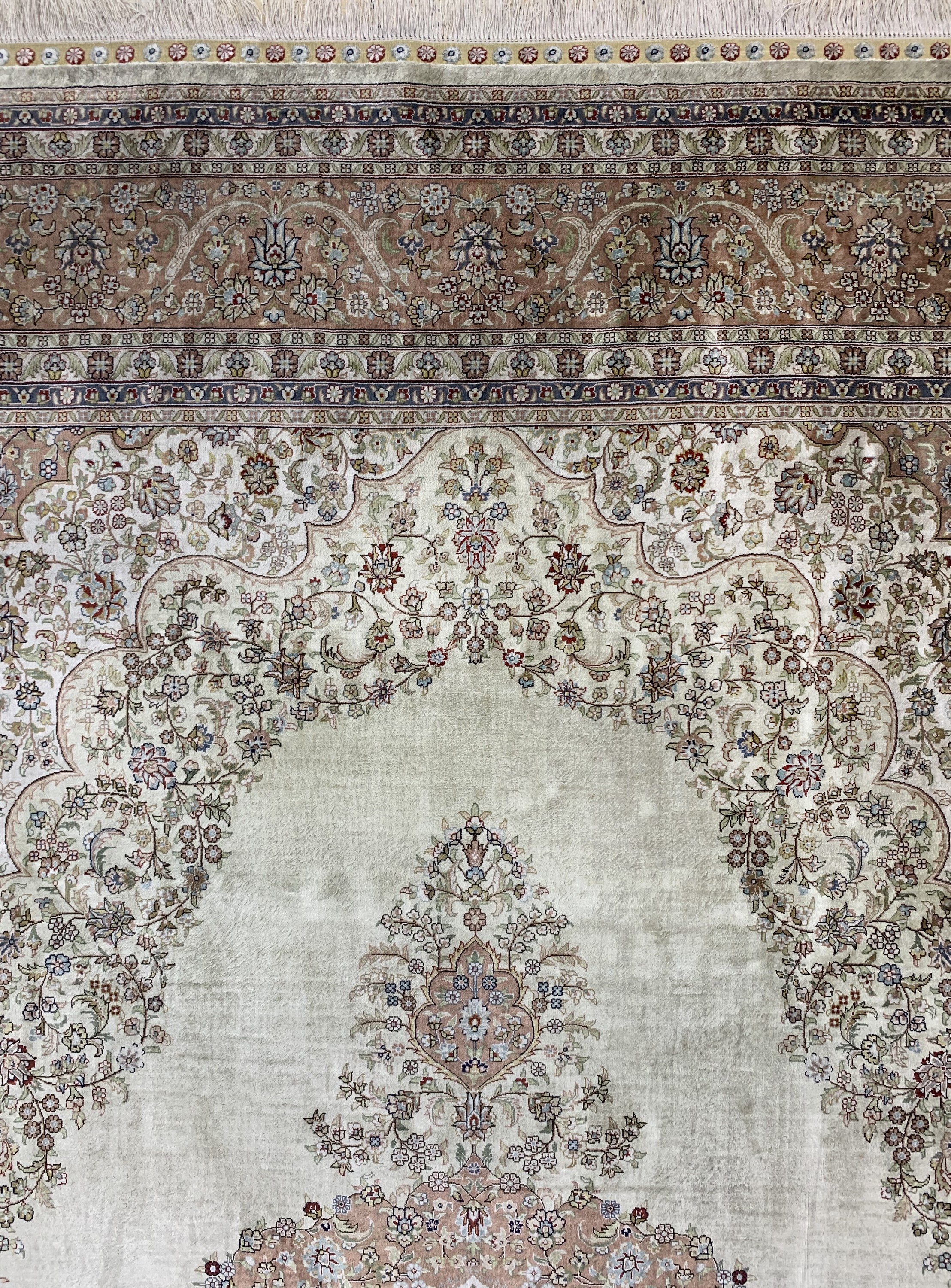 Detail c: Hereke Seide fein, China, ca. 40 Jahre, reine Naturseide, ca. 310 x 200 cm, EHZ: 2
