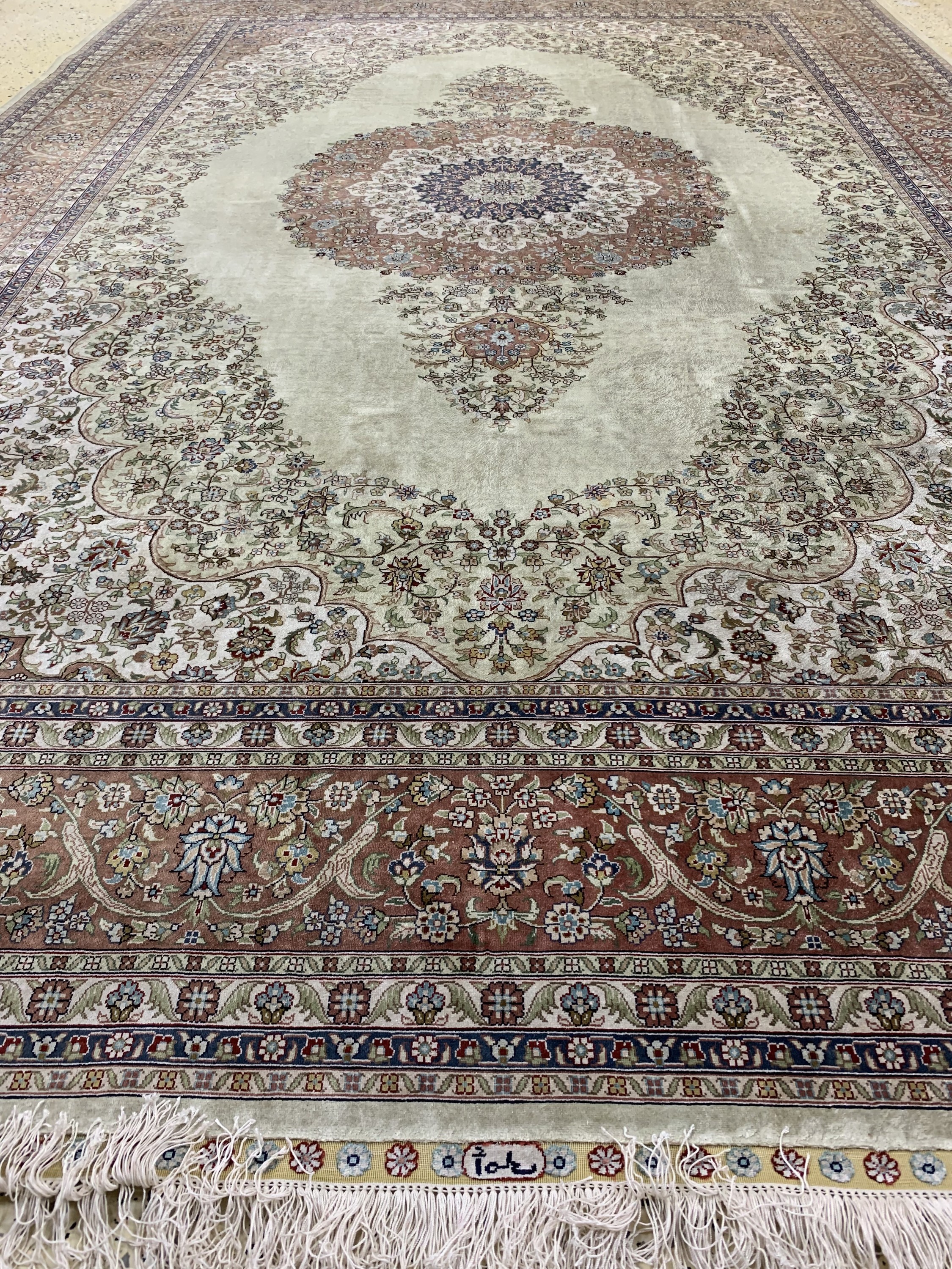 Detail d: Hereke Seide fein, China, ca. 40 Jahre, reine Naturseide, ca. 310 x 200 cm, EHZ: 2