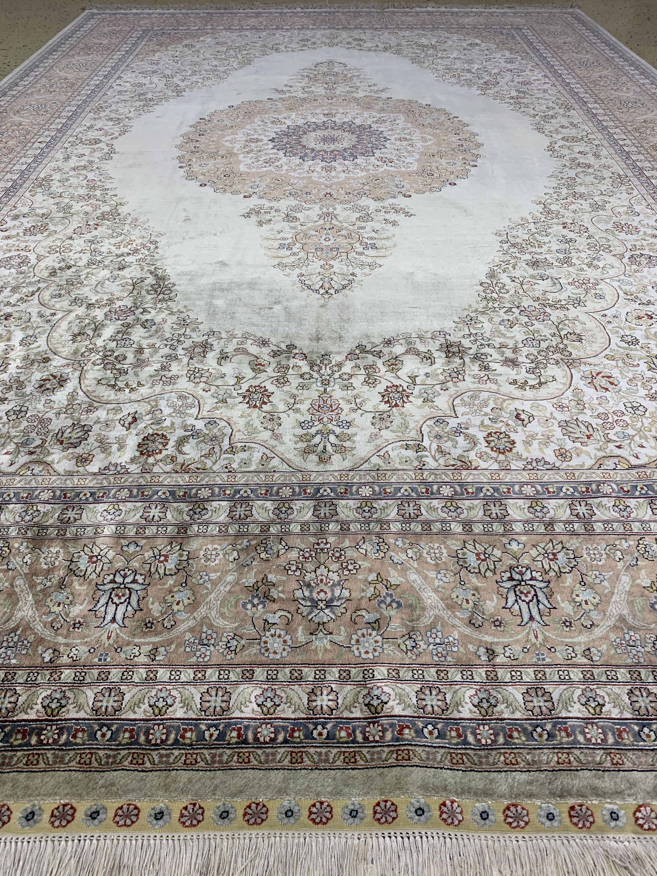 Detail e: Hereke Seide fein, China, ca. 40 Jahre, reine Naturseide, ca. 310 x 200 cm, EHZ: 2