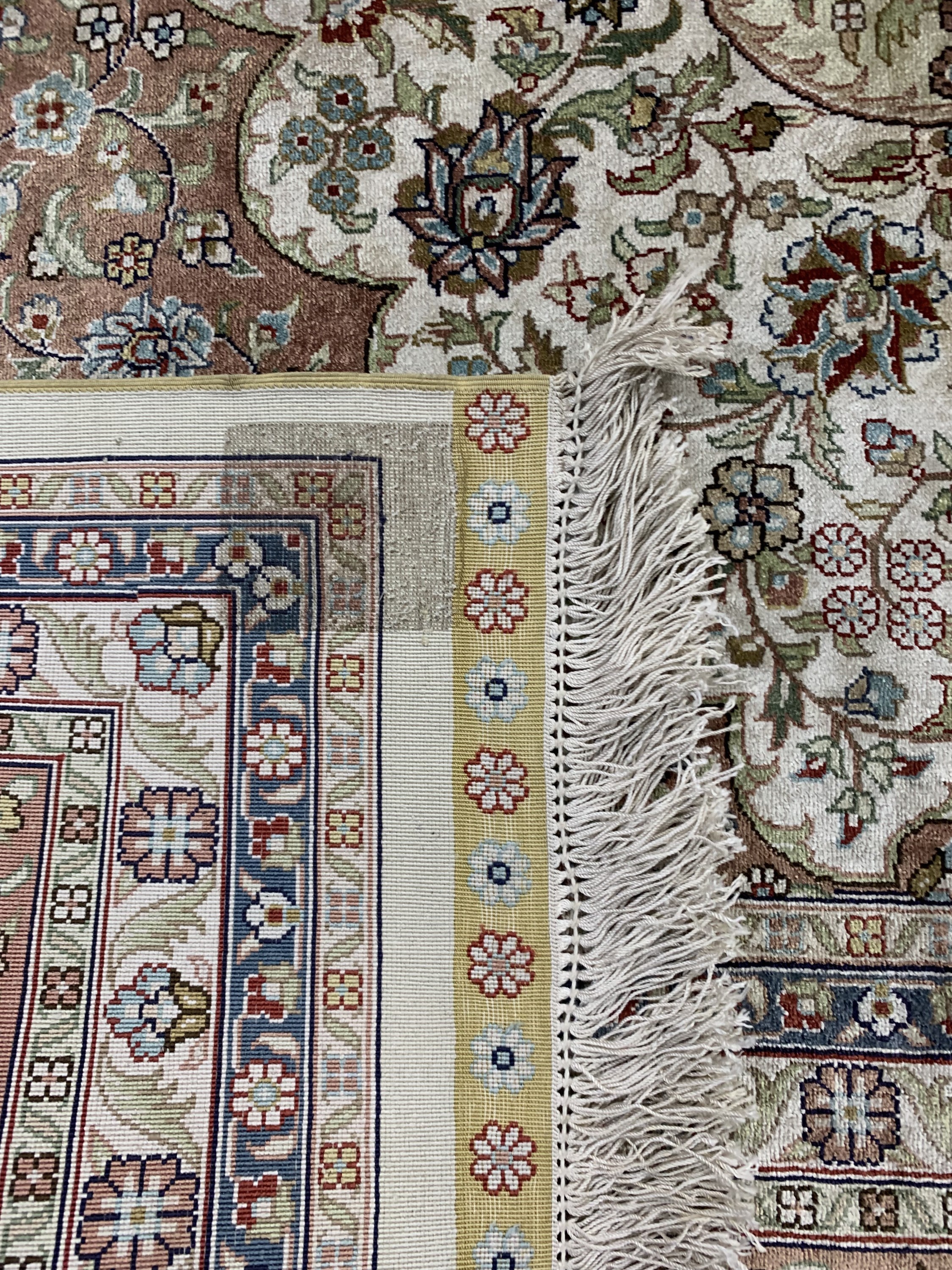 Detail f: Hereke Seide fein, China, ca. 40 Jahre, reine Naturseide, ca. 310 x 200 cm, EHZ: 2