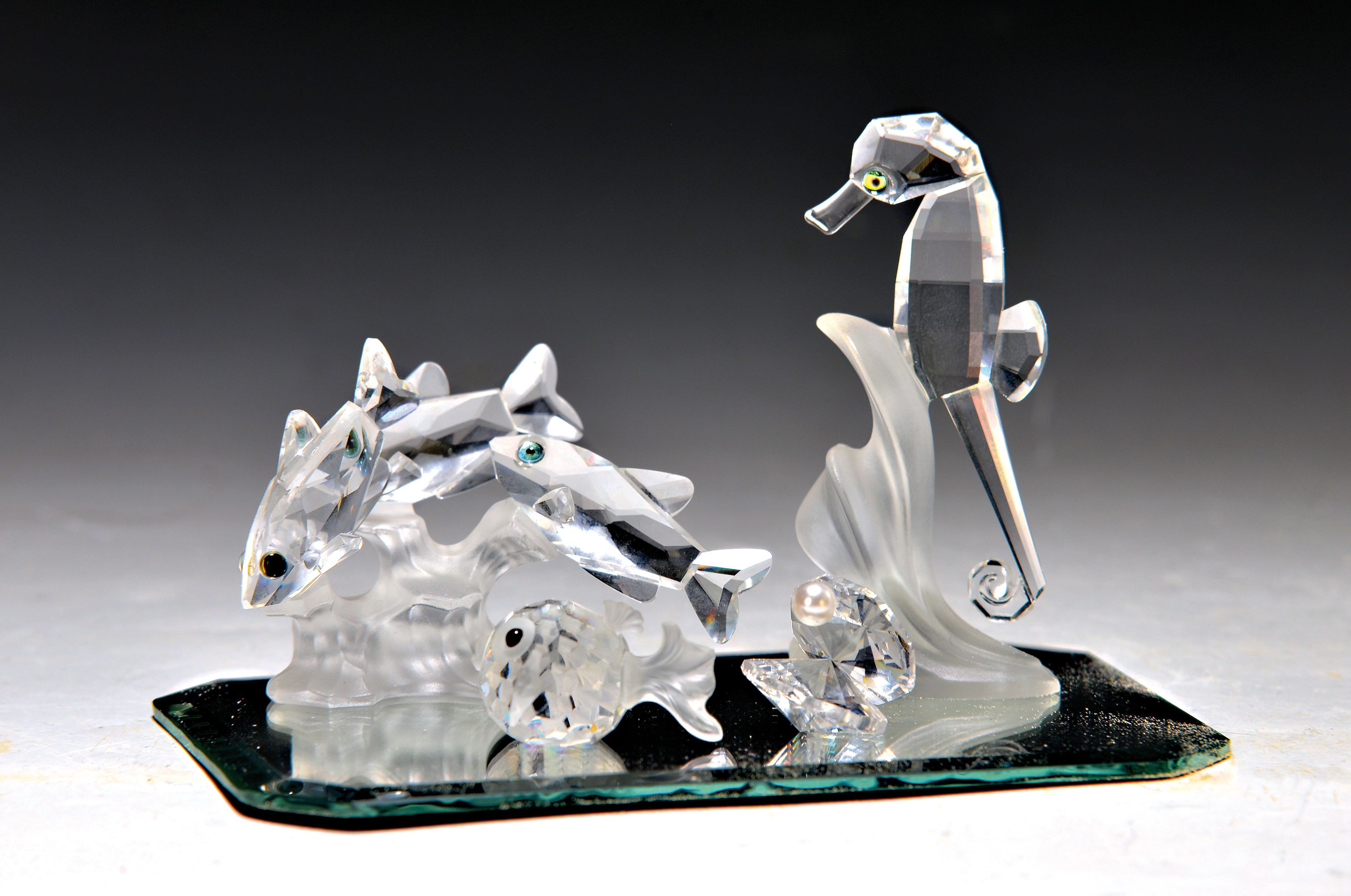 4 Swarovski-Tierfiguren, facettiertes Kristallglas, 2 Fische in Wasserpflanze, Muschel mit Perle, Fisch, Seepferdchen, H. ca. 2.5-8cm