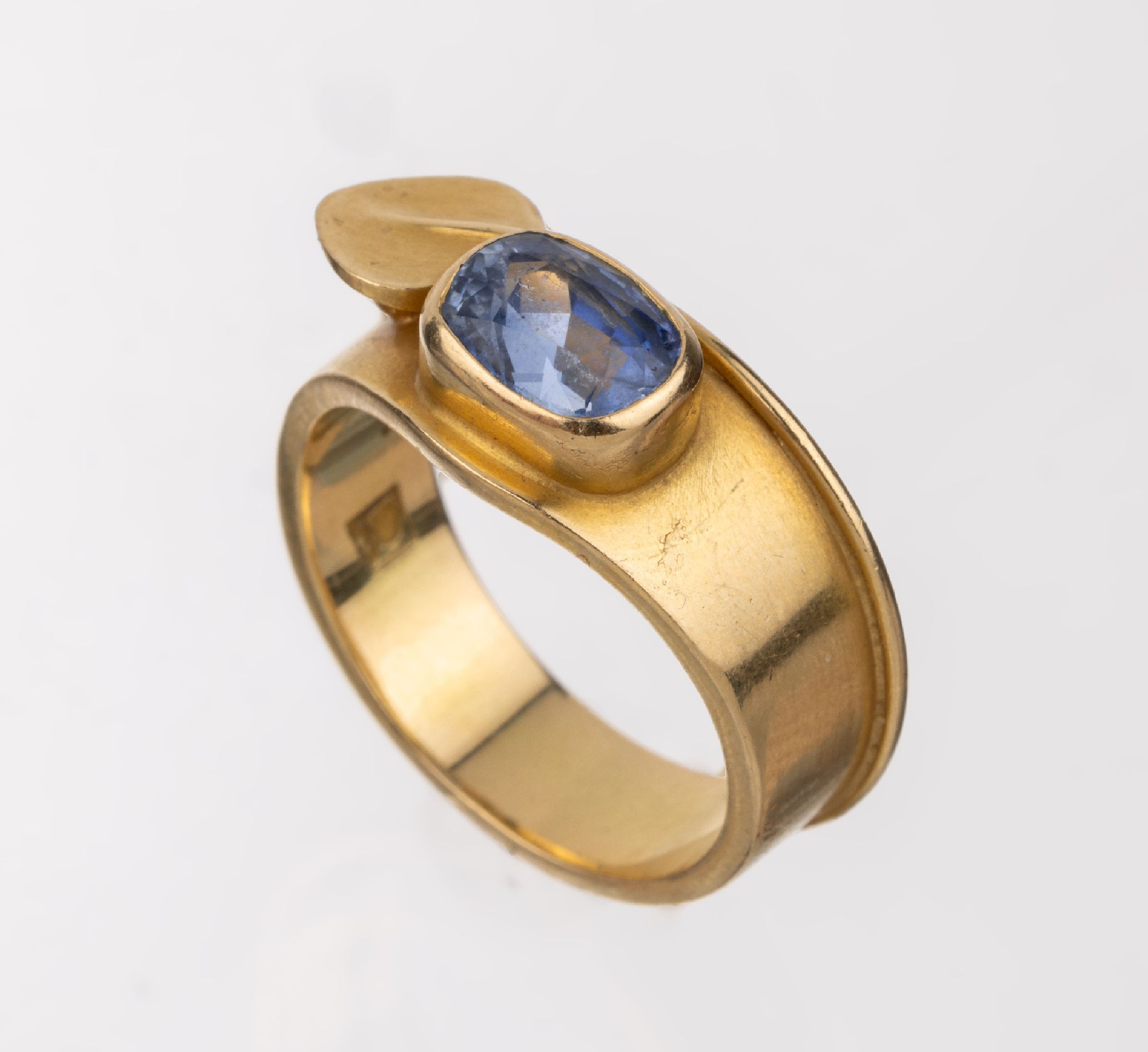 18 kt Gold Saphir-Ring, GG 750/000, Handarbeit, Meistermarke unged., dat. 1987, facett. Saphir im Kissenschliff ca. 2.0 ct, aufgelegtes Blatt, ca. ...