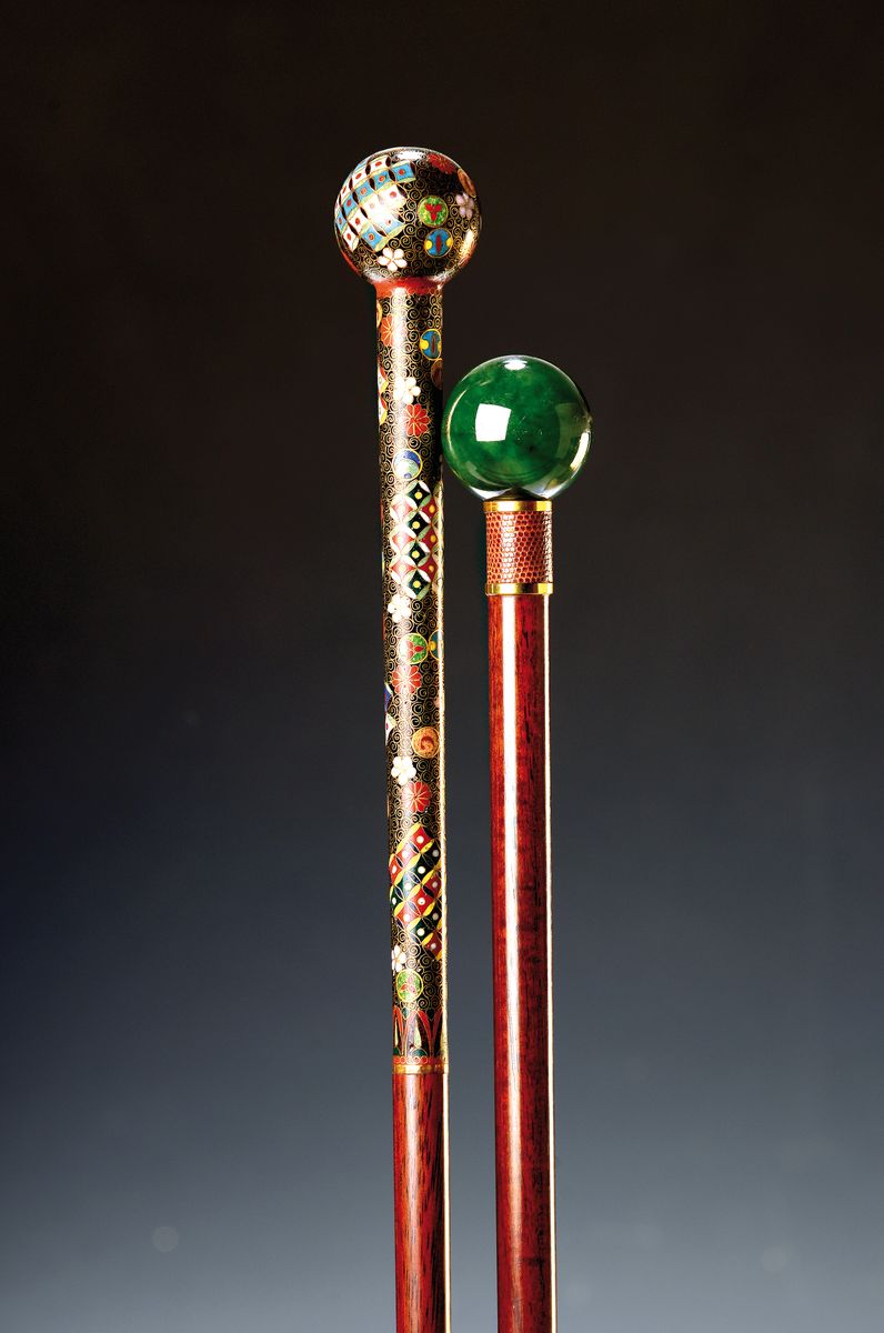 Zwei Spazierstöcke, 20.Jh., Holzschuß, 1x Cloisonne-Knauf, 1x Aventurin-Knauf, L. 89/95 cm