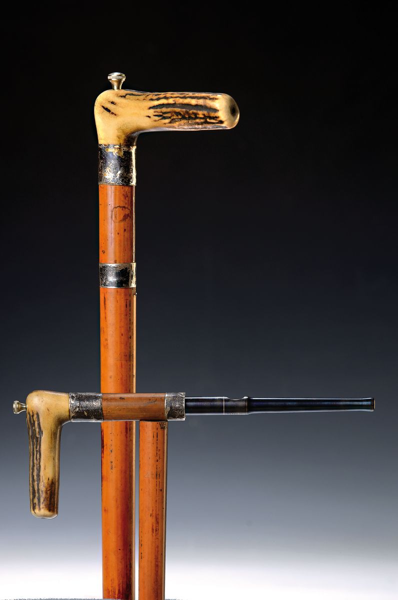 Systemstock mit Percussionspistole, London, England, 1888, Holzschuß, gerader Hakengriff aus Bein, gebläuter Lauf, integrierter Schlagbolzen mit ...