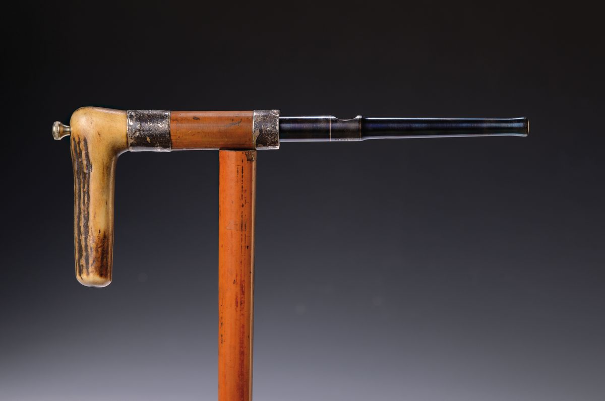 Detail a: Systemstock mit Percussionspistole, London, England, 1888, Holzschuß, gerader Hakengriff aus Bein, gebläuter Lauf, integrierter Schlagbolzen mit ...