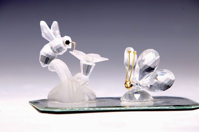 Image 26744976 - 2 Swarovski figurines, faceted crystal glass, partly matted, bee at blossom approx. 5cm, butterfly approx. 3.5cm, on mirror plate