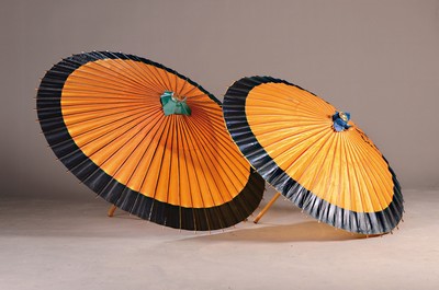 Image 26744990 - 2 Chinese umbrellas, 20th century, parchment, wooden frame, diameter 108/90 cm, one slightlydamaged