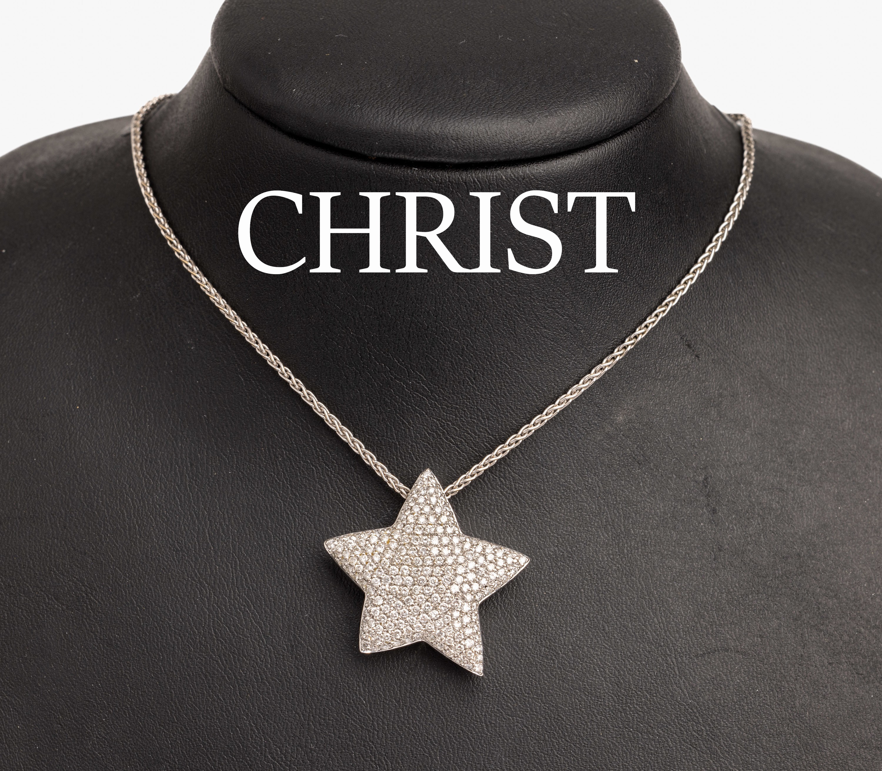 18 kt Gold CHRIST Brillant-Anhänger "Stern", Millenium, WG 750/000, Brillanten zus. ca. 2.00 ct Weiß/vs-si, (rs. Topas fehlt), an Kette, ...