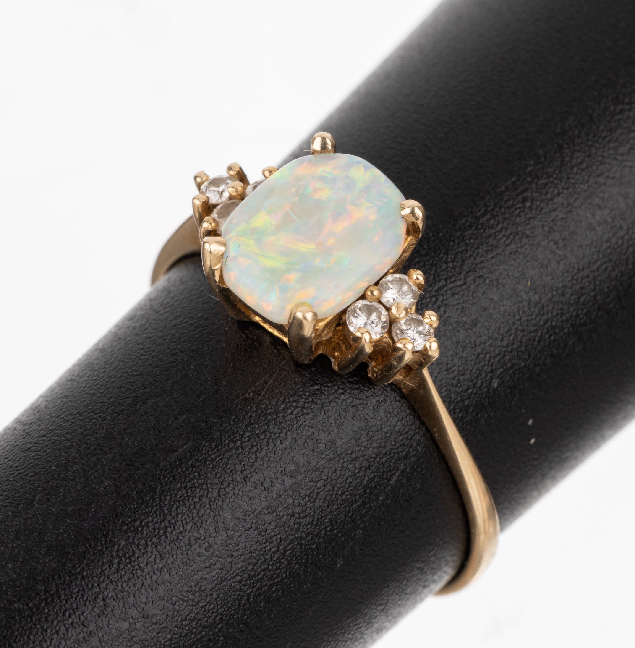 14 kt Gold Opal-Brillant-Ring, GG 585/000, Opal mit schönem Farbspiel in blau, grün und orange, 6 Brillanten zus. ca. 0.12 ct Weiß/si, RW 57, ca. ...