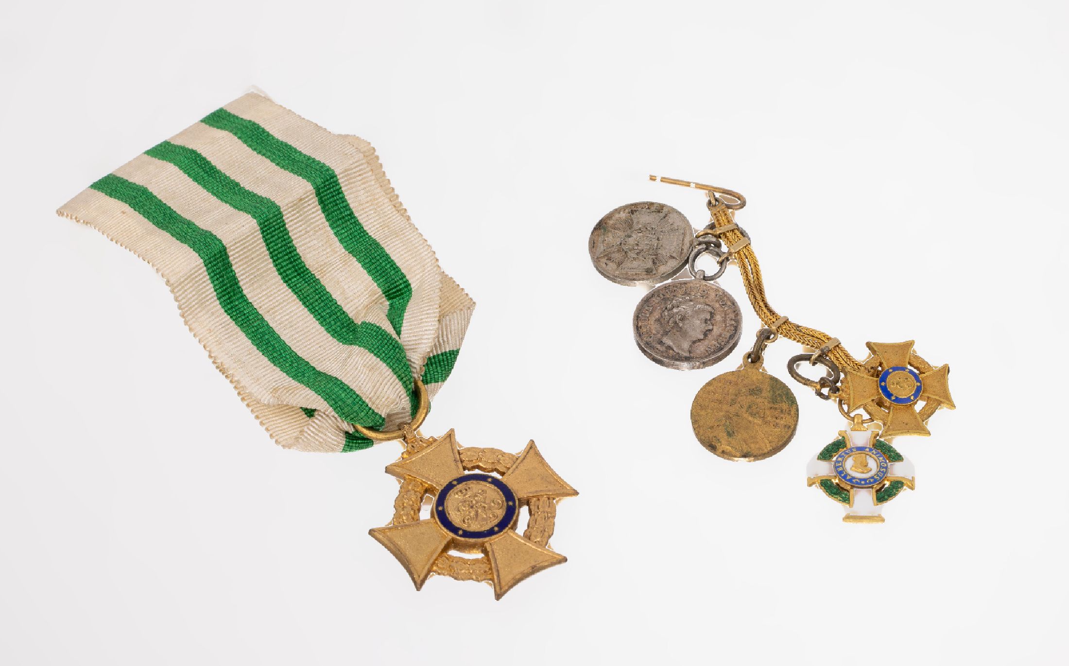 Konvolut Orden, 1 x Ehrenkreuz für freiwillige Wohlfahrtspflege 1914/18, an Ripsband, 1 kl. Ordensspange mit 2 Miniaturorden und 3 Miniaturmedaillen