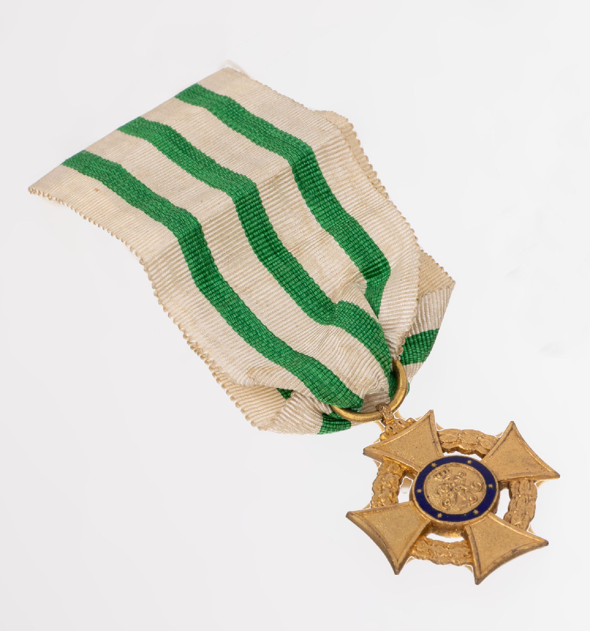 Detail b: Konvolut Orden, 1 x Ehrenkreuz für freiwillige Wohlfahrtspflege 1914/18, an Ripsband, 1 kl. Ordensspange mit 2 Miniaturorden und 3 Miniaturmedaillen
