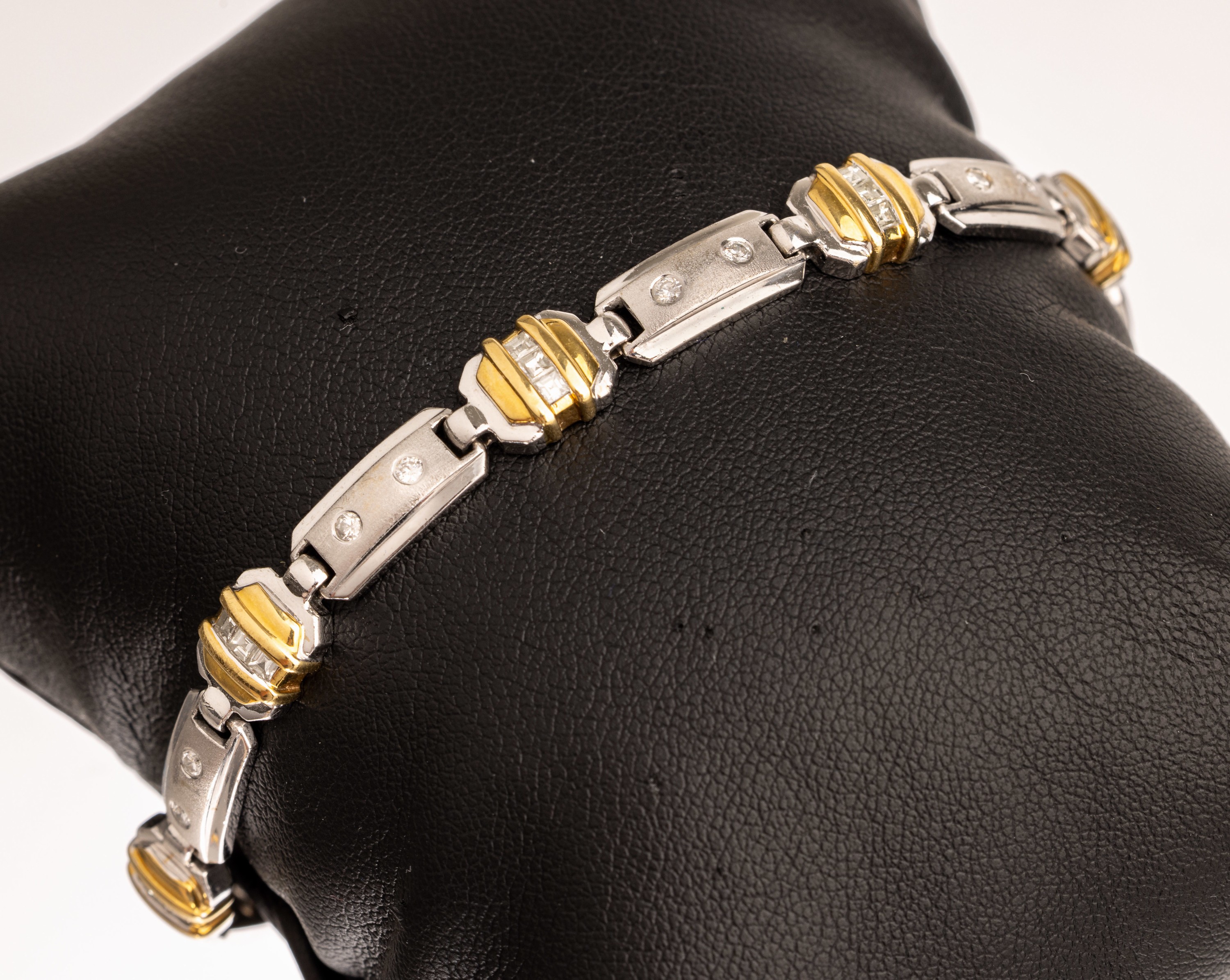 18 kt Gold Diamant-Armband, GG/WG 750/000, 16 Brillanten und 24 Diamant-Carrees zus. ca. 1.80 ct feines Weiß-Weiß/lr-vs, L. ca. 19.5 cm, a. 24.3 g