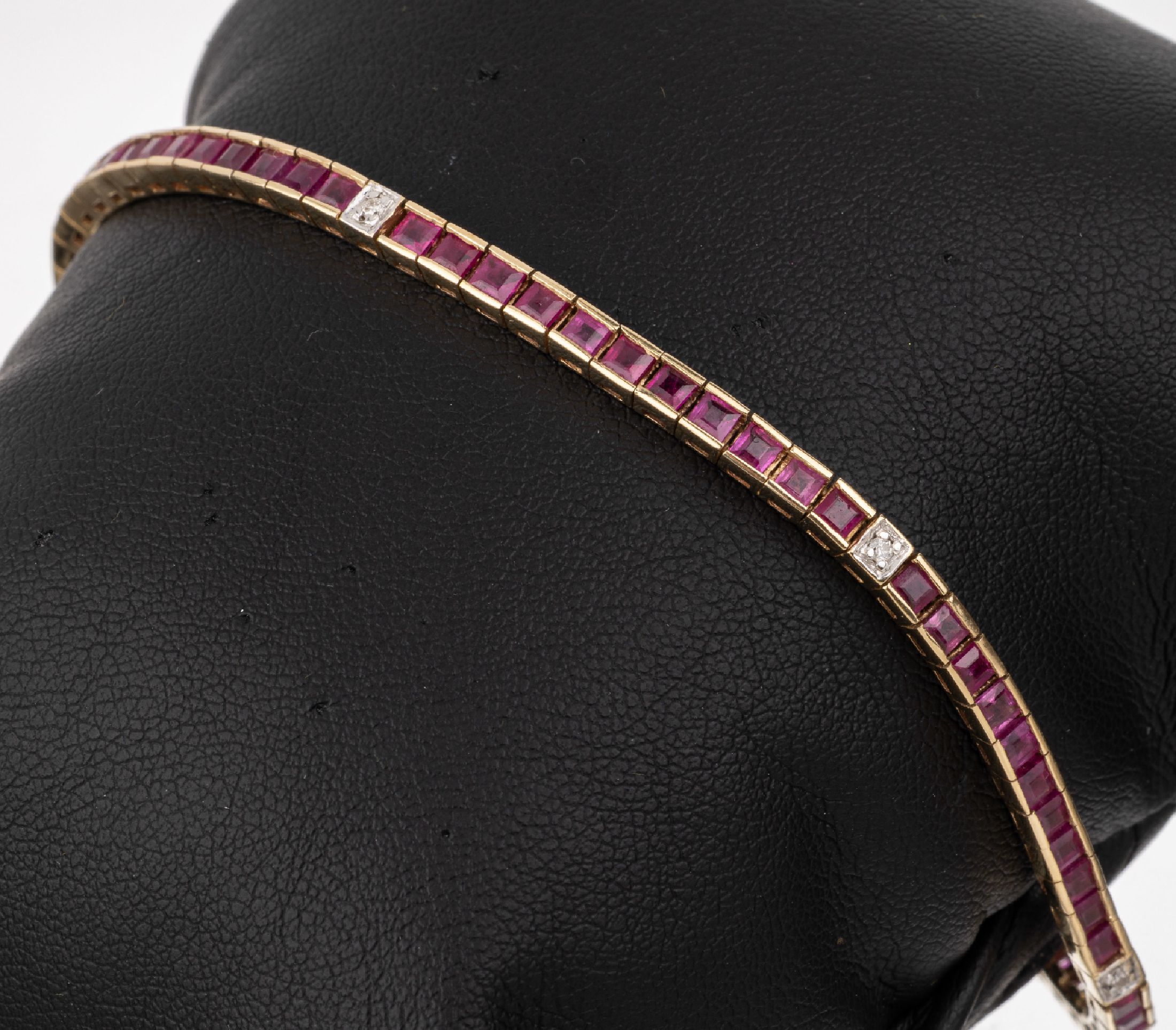 14 kt Gold Rubin-Brillant-Armband, GG 585/000, Rubin-Carrees zus. ca. 10.5 ct, 6 Brillanten zus. ca. 0.15 ct Weiß/vs, L. ca. 19.5 cm, ca. 10.6 g, ...
