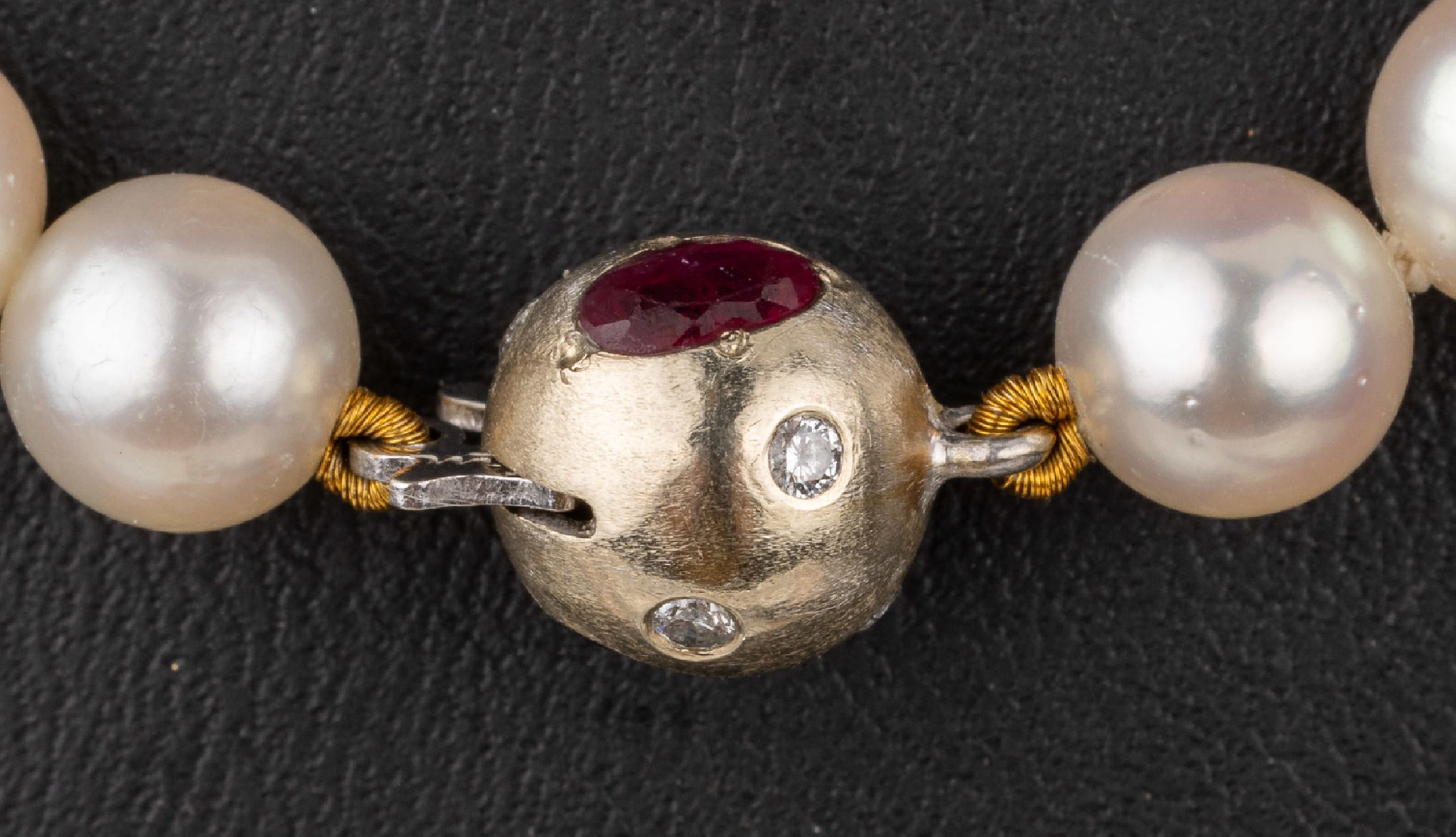 Detail a: Überlanges Zuchtperl-Collier mit 14 kt Gold Farbstein-Brillant-Schmuckschließe, WG 585/000, Akoyazuchtperlen von feiner Qualität,D. ca. 7.3 mm, ...
