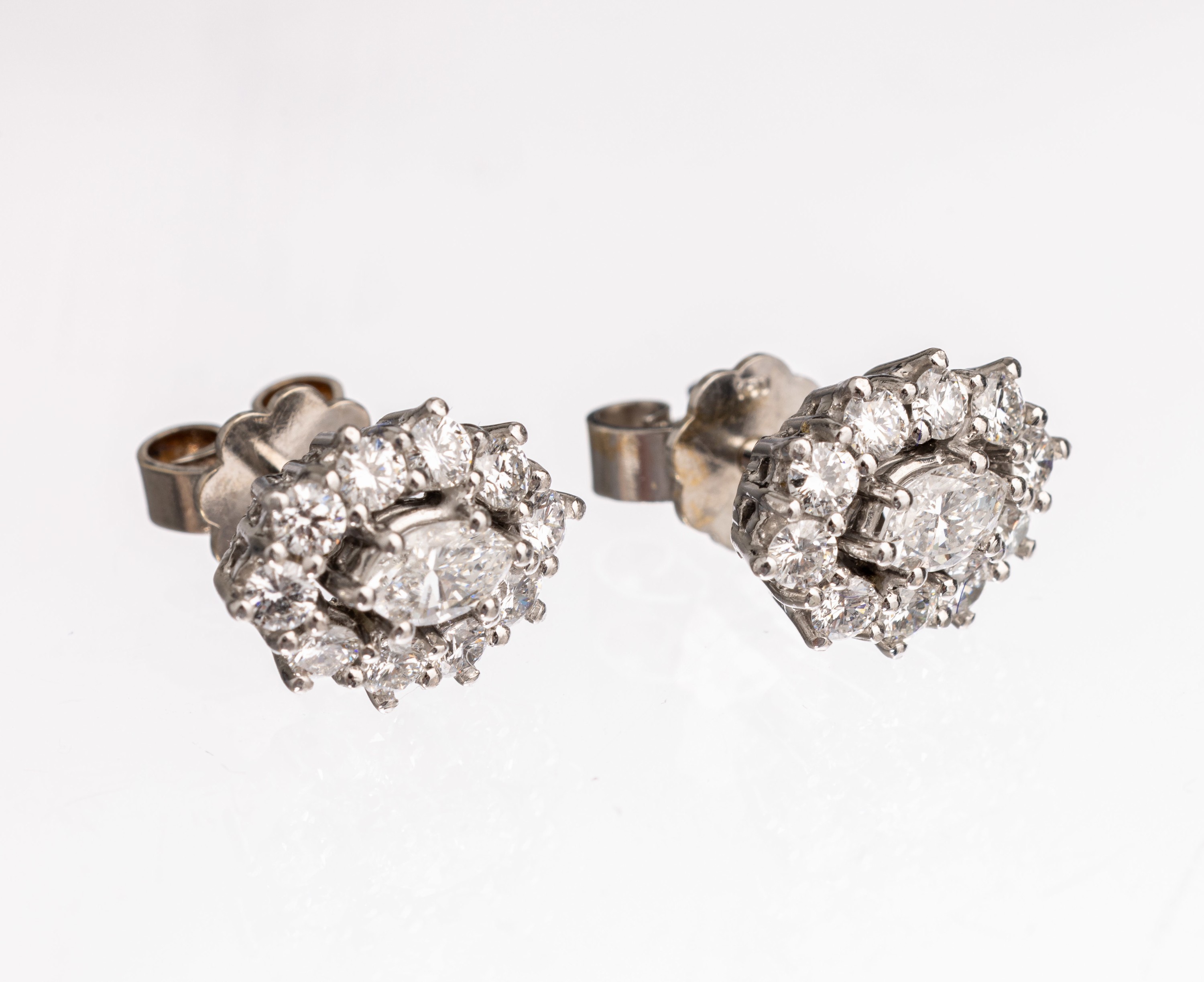 Paar 18 kt Gold Diamant-Ohrstecker, WG 750/000, 2 Diamant-Navettes und 20 Brillanten zus. ca. 1.50 ct feines Weiß-Weiß/vs-si, ca. 3.9 g