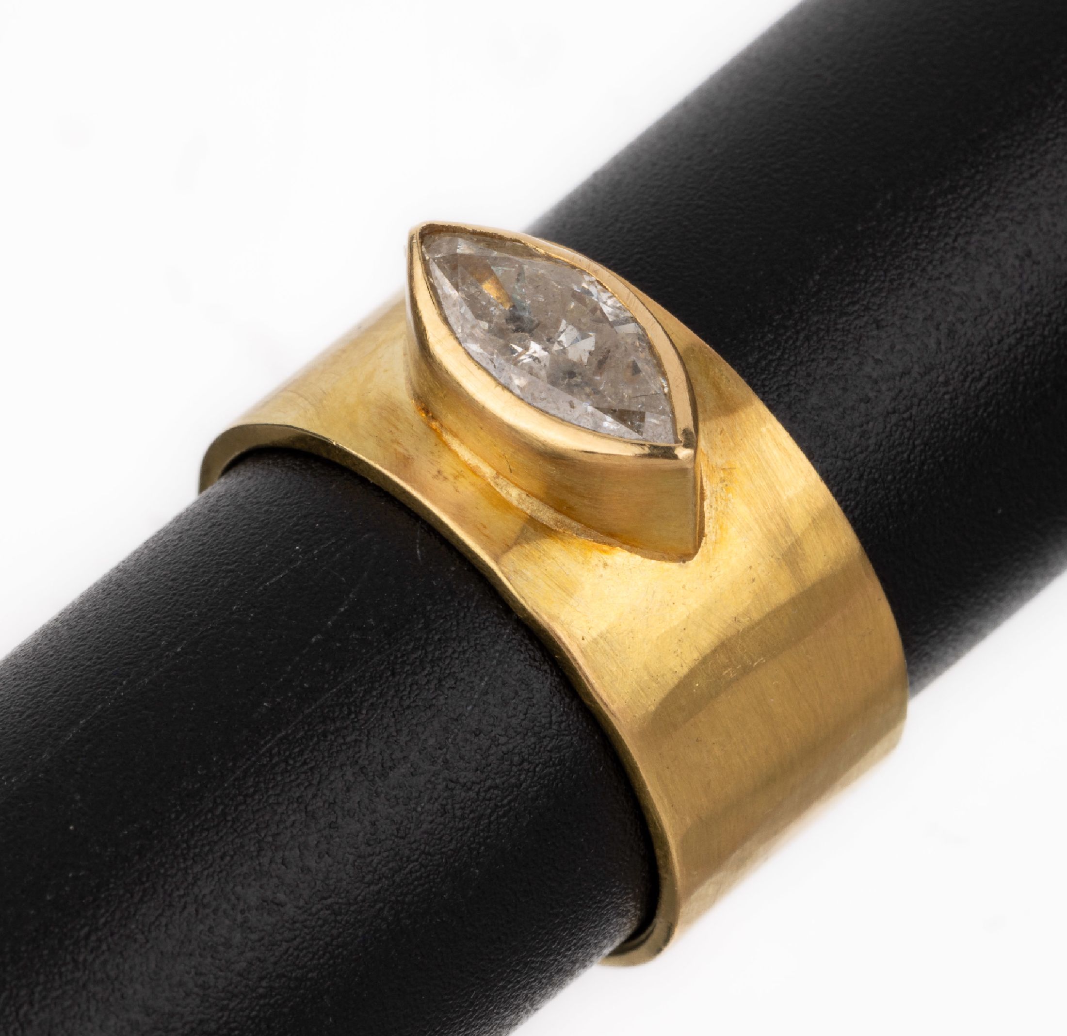 18 kt Gold Diamant-Ring, GG 750/000, Handarbeit, Diamant-Navette ca. 1.10 ct Weiß/p, RW 57, ca. 10.1 g, Hammerschlagverzierung