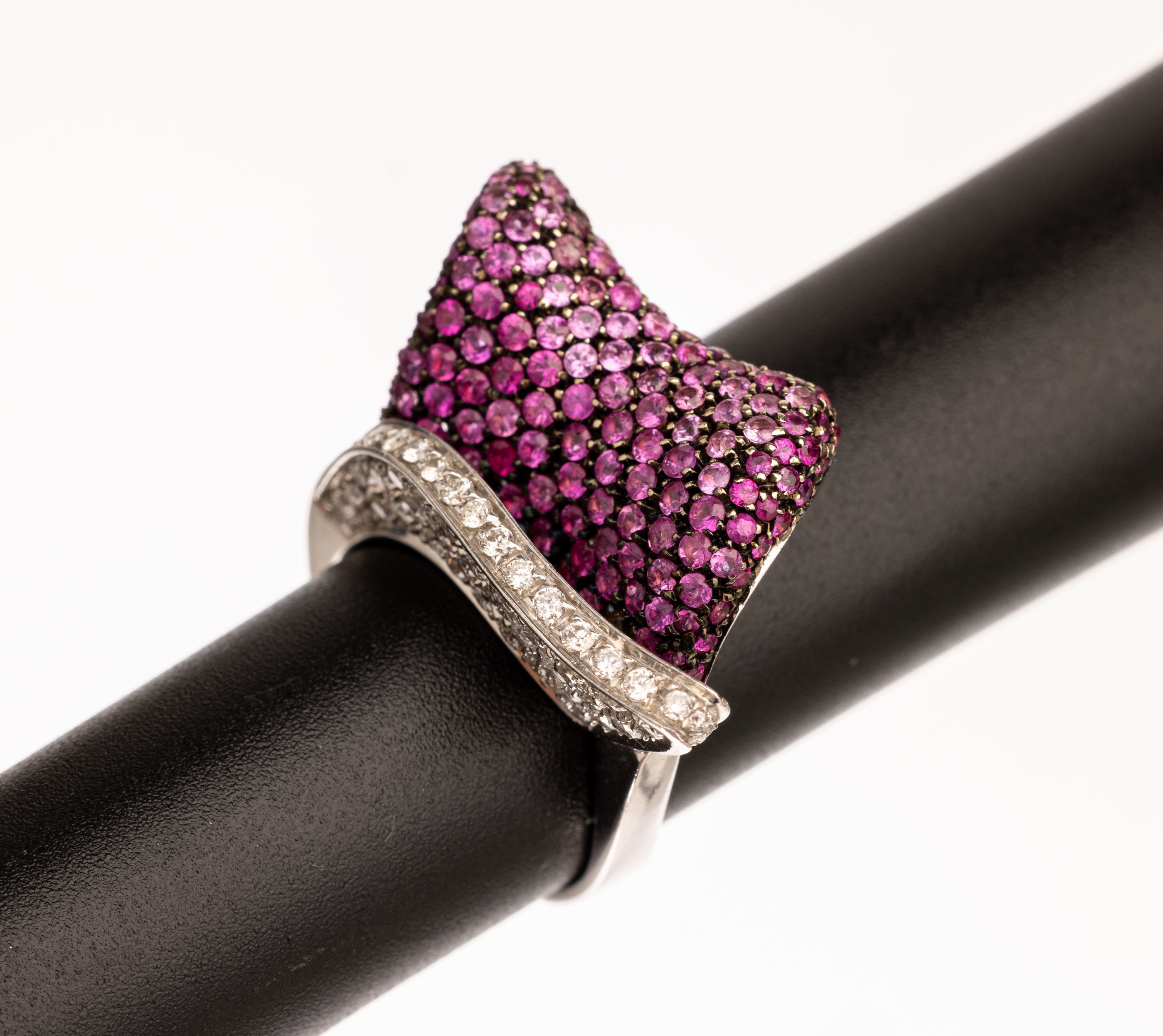 Ausgefallener 18 kt Gold Saphir-Brillant-Ring, WG 750/000, rundfacett. Pinksaphire in geschwärzten Fassungen zus. ca. 3.0 ct, Brillanten zus. ca. ...