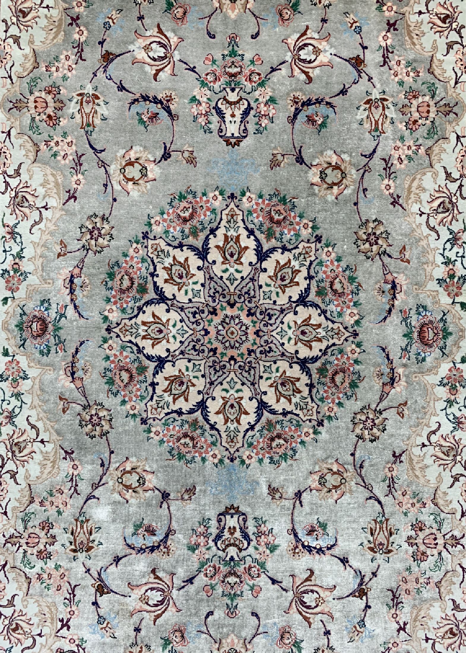 Detail c: Esfahan fein"Seidengrund", Persien, signiert(Khaiier), um 1960, Korkwolle mit und auf Seide, ca. 223 x 142 cm, ca. 1,0 Mio. Kn/qm, EHZ: 1-2