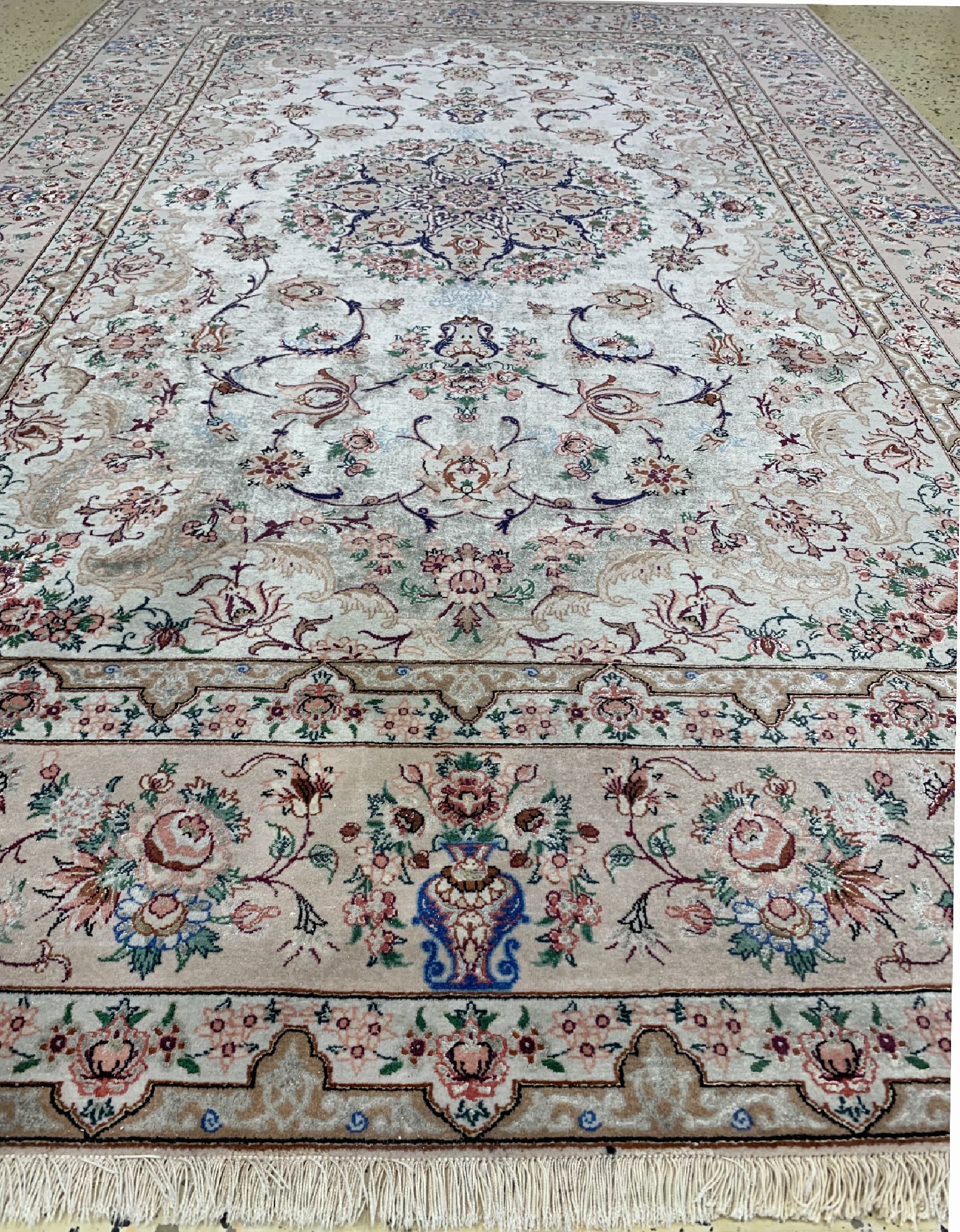 Detail d: Esfahan fein"Seidengrund", Persien, signiert(Khaiier), um 1960, Korkwolle mit und auf Seide, ca. 223 x 142 cm, ca. 1,0 Mio. Kn/qm, EHZ: 1-2