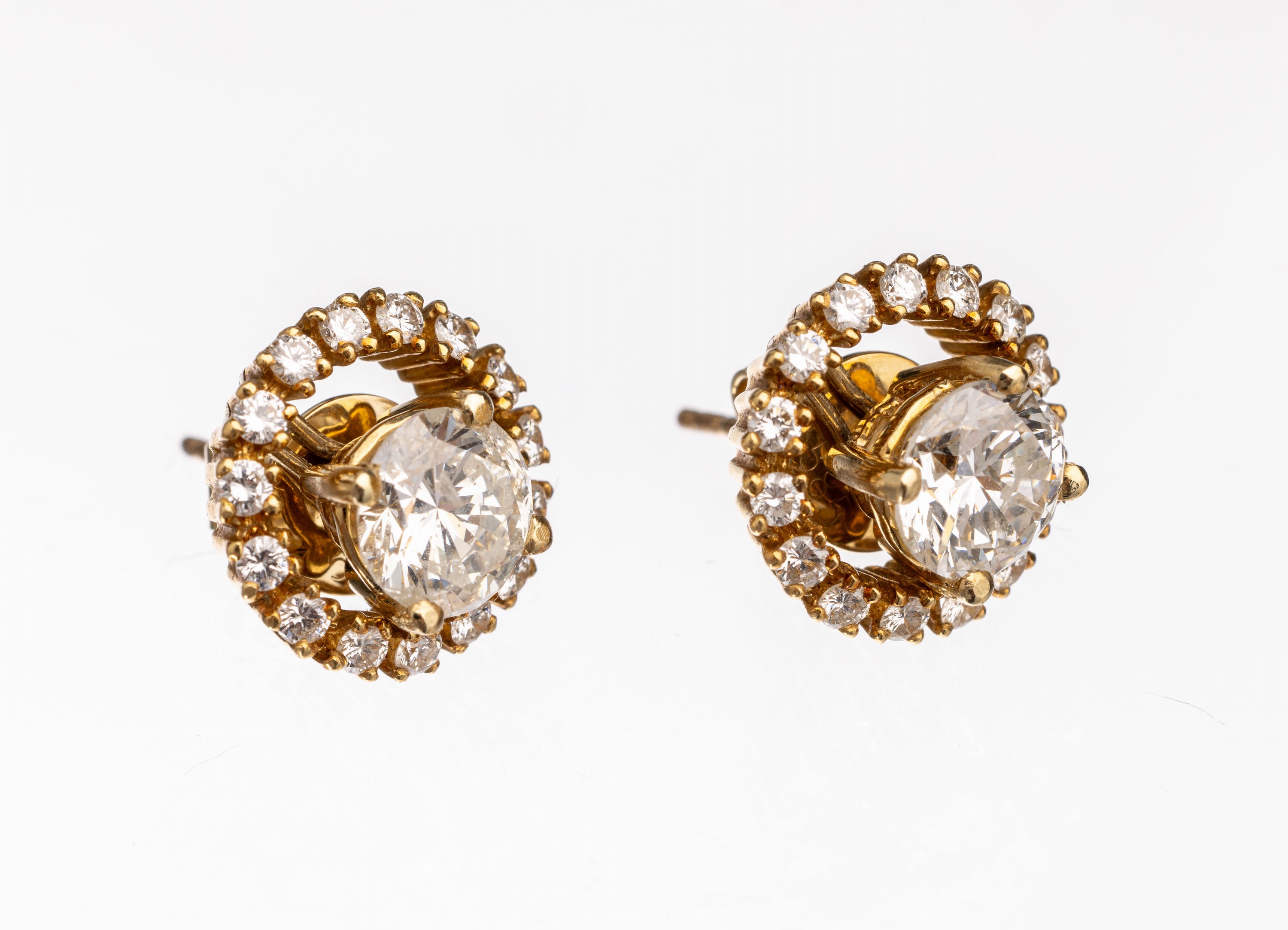 Paar 18 kt Gold Brillant-Ohrstecker, GG 750/000, 2 Brillanten zus. ca. 2.08 ct Weiß/si-p, abnehmbare Kränze mit 30 Brillantenzus. ca. 0.50 ct ...
