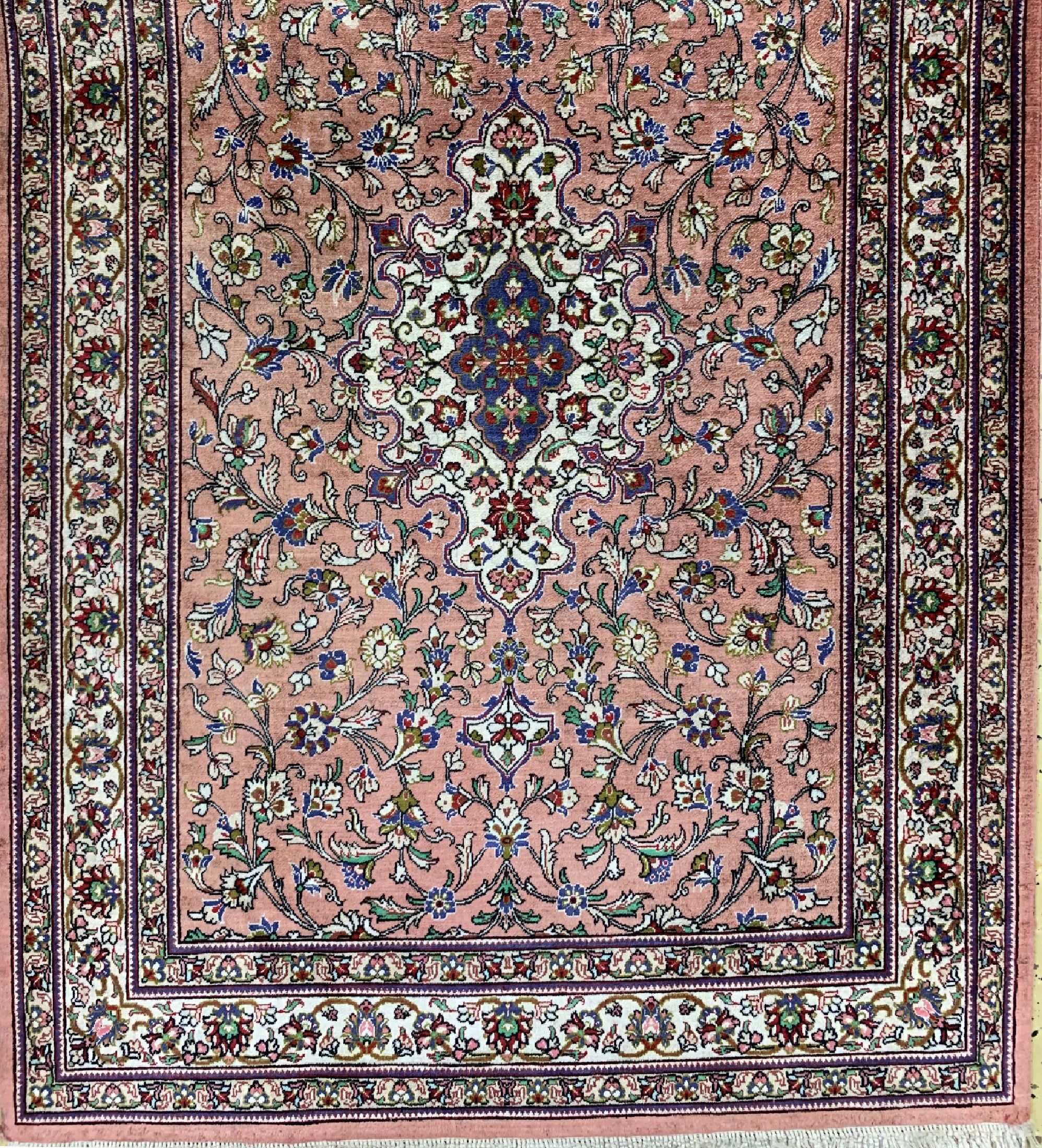 Detail a: Ghom Seide fein, Persien, ca. 40 Jahre, reine Naturseide, ca. 399 x 78 cm, ca. 1,0 Mio. Kn/qm, EHZ: 1-2