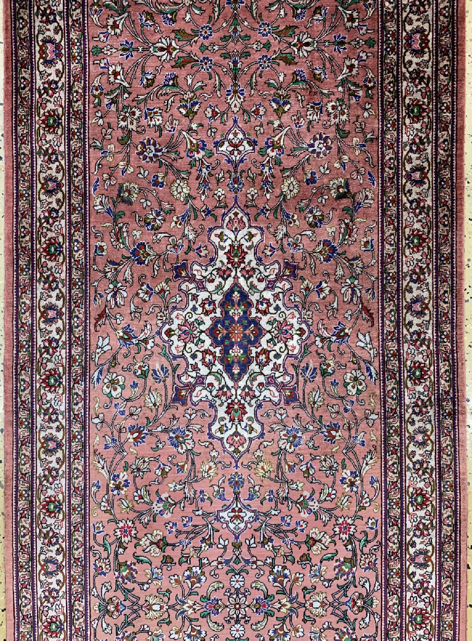 Detail b: Ghom Seide fein, Persien, ca. 40 Jahre, reine Naturseide, ca. 399 x 78 cm, ca. 1,0 Mio. Kn/qm, EHZ: 1-2