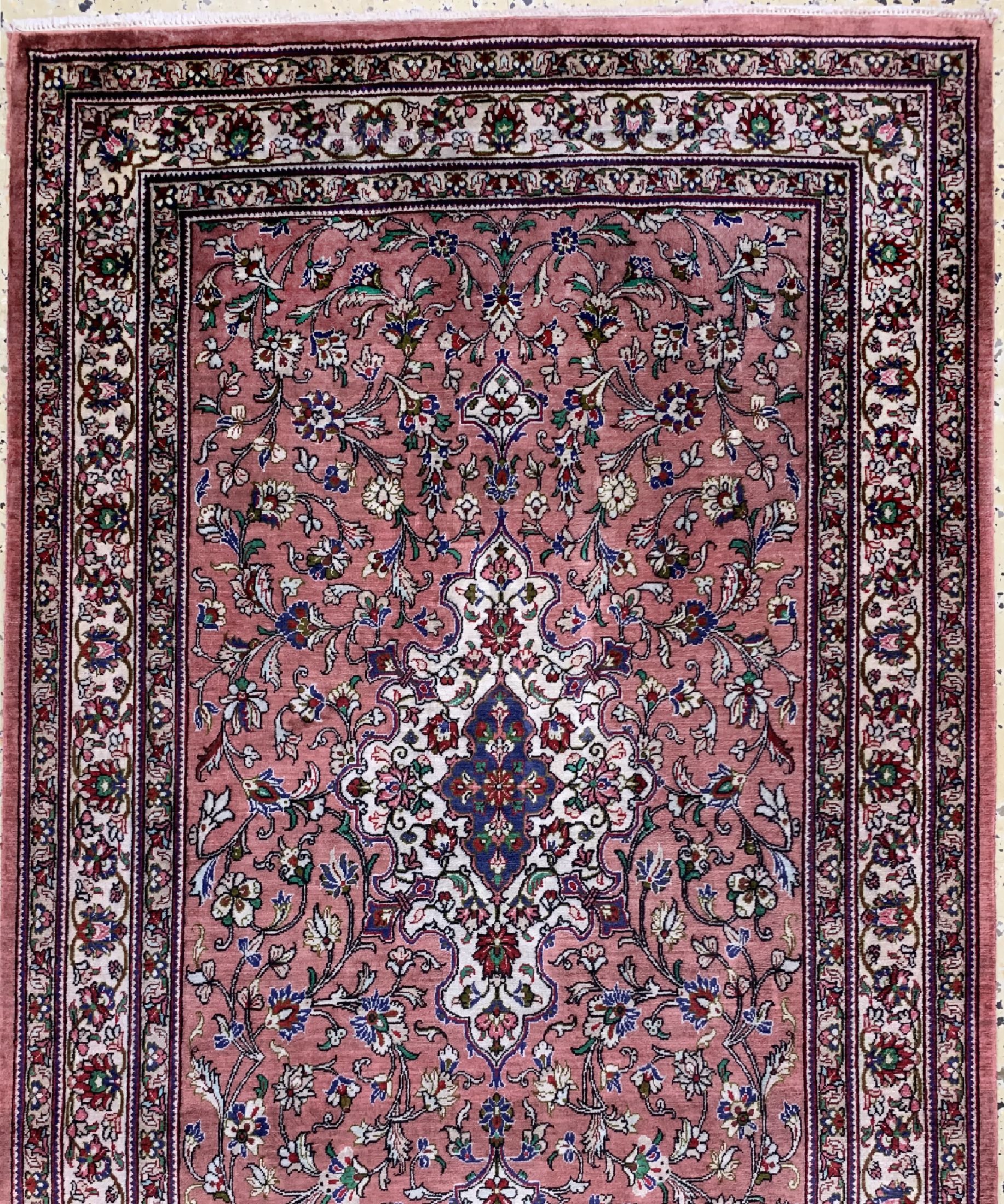 Detail c: Ghom Seide fein, Persien, ca. 40 Jahre, reine Naturseide, ca. 399 x 78 cm, ca. 1,0 Mio. Kn/qm, EHZ: 1-2