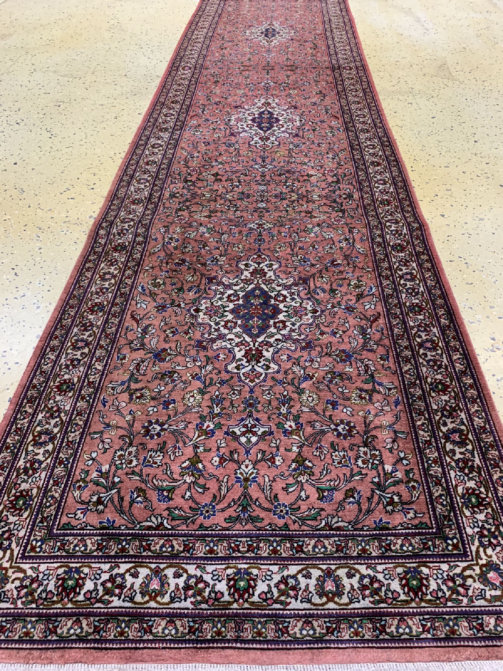 Detail d: Ghom Seide fein, Persien, ca. 40 Jahre, reine Naturseide, ca. 399 x 78 cm, ca. 1,0 Mio. Kn/qm, EHZ: 1-2