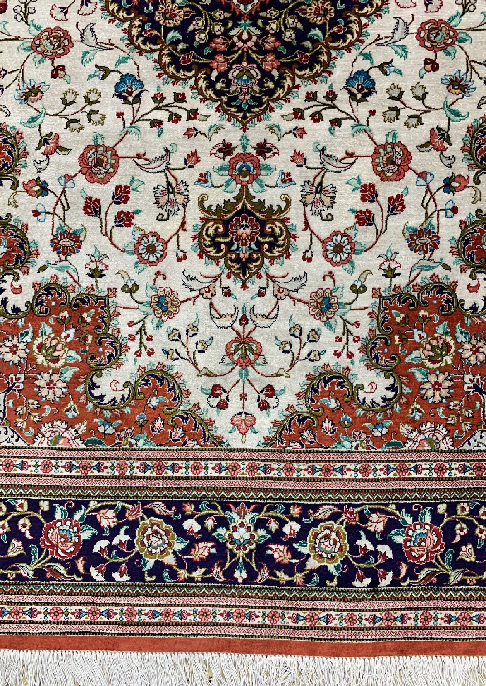 Detail b: Ghom Seide fein, Persien, ca. 50 Jahre, reine Naturseide, ca. 205 x 137 cm, ca. 1,0 Mio. Kn/qm, EHZ: 1-2