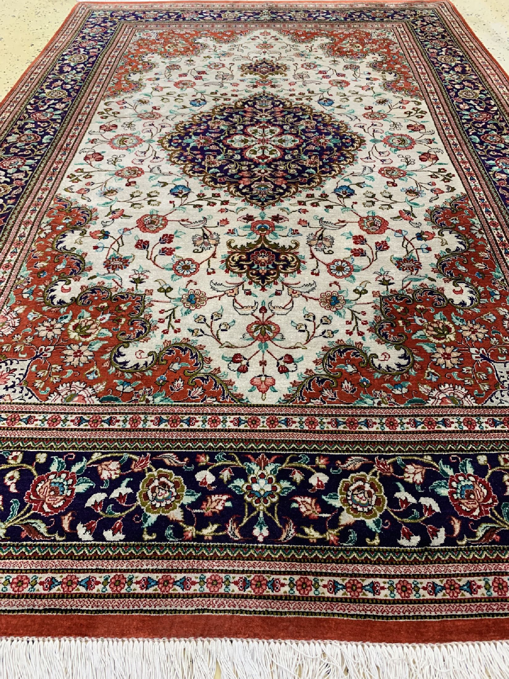 Detail d: Ghom Seide fein, Persien, ca. 50 Jahre, reine Naturseide, ca. 205 x 137 cm, ca. 1,0 Mio. Kn/qm, EHZ: 1-2