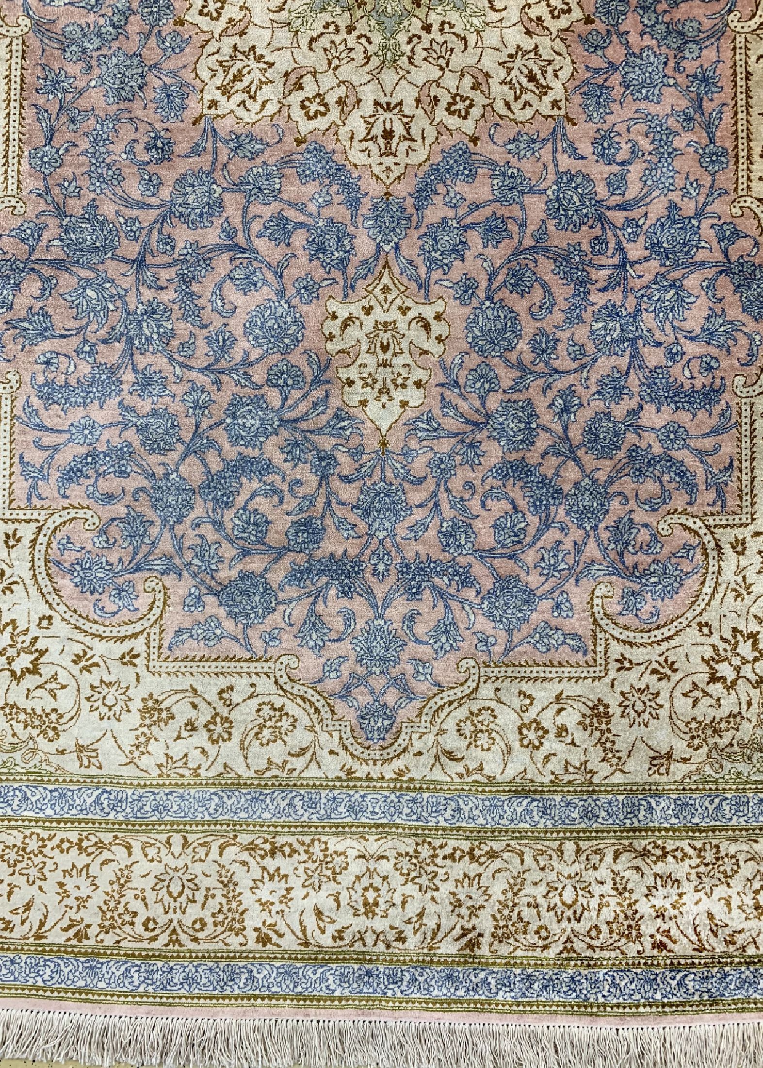 Detail b: Ghom Seide fein, Persien, ca. 40 Jahre, reine Naturseide, ca. 202 x 137 cm, ca. 1,0 Mio. Kn/qm, EHZ: 1-2