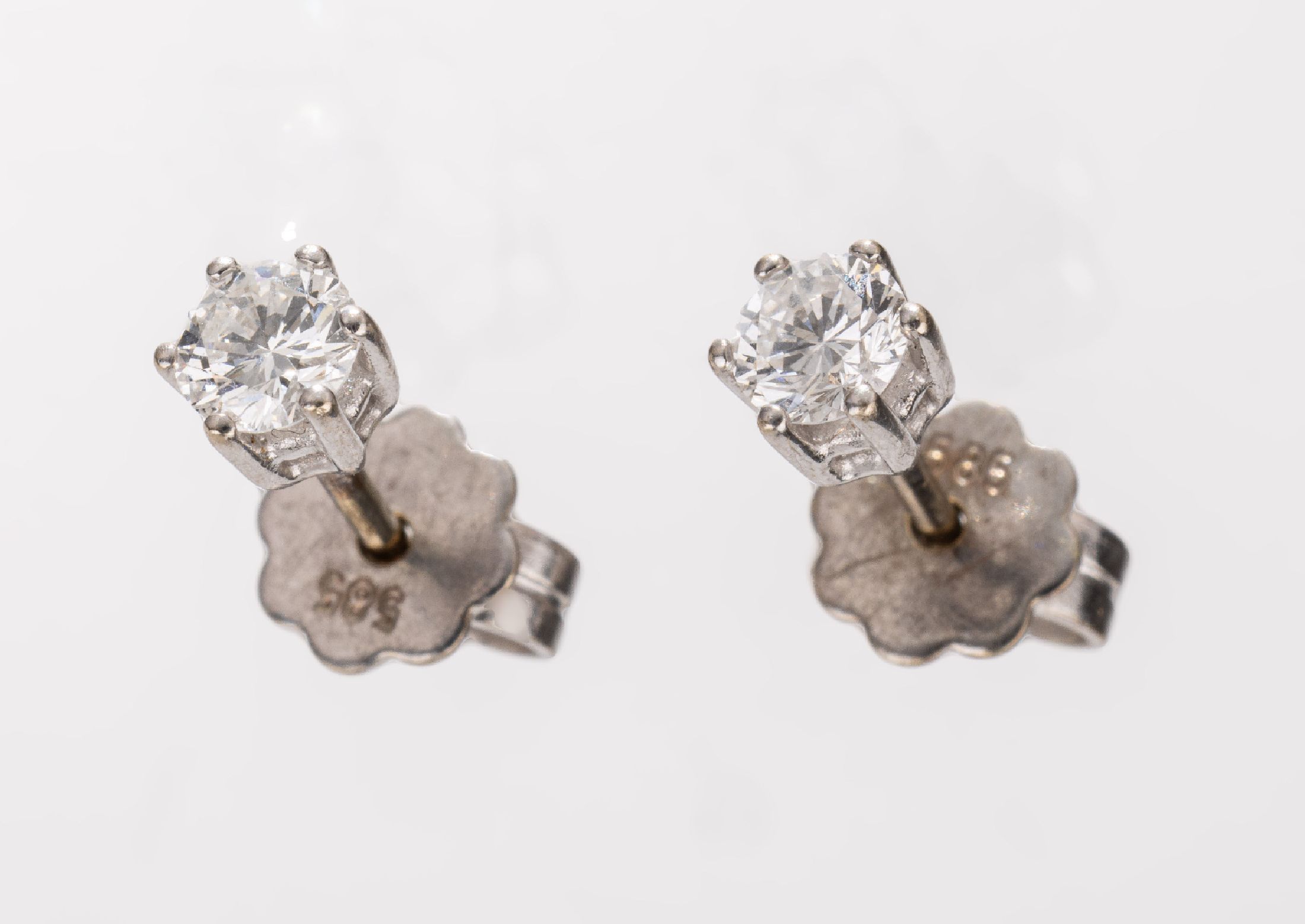 Paar 14 kt Gold Brillant-Ohrstecker, WG 585/000, 2 Brillanten zus. ca. 0.40 ct Weiß/si