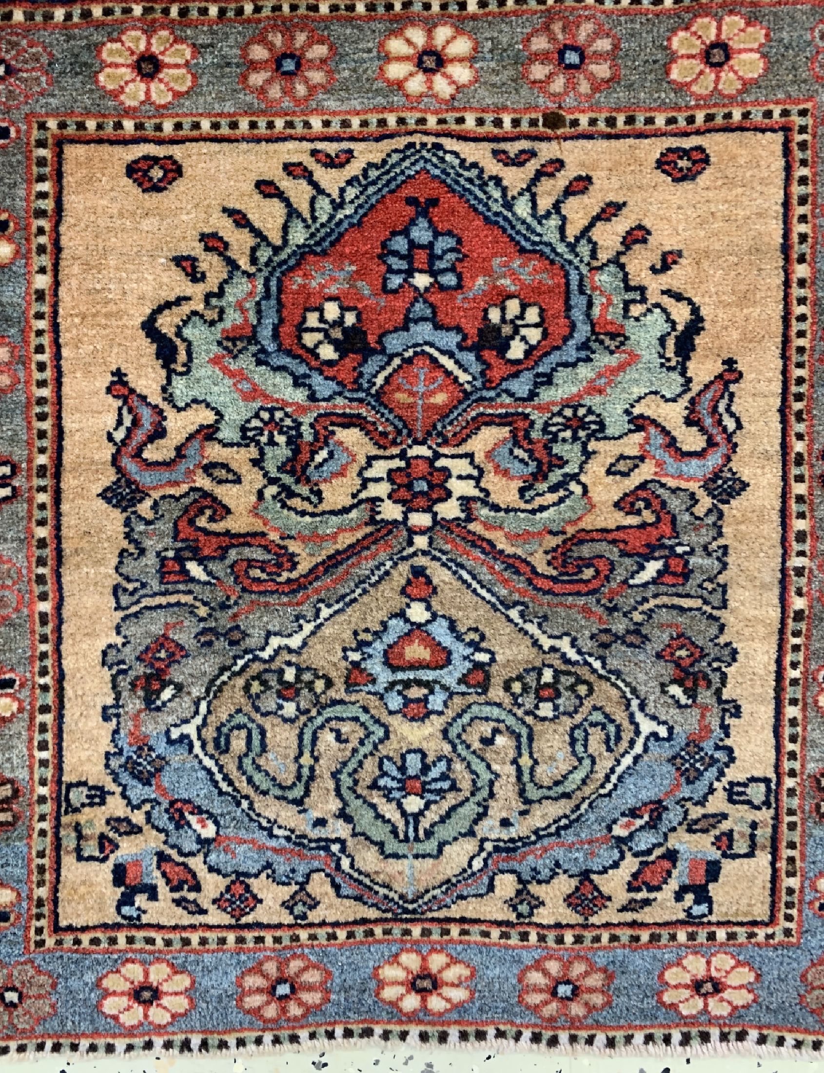 Detail a: Farahan"Poshtis" Persien, mit Glückwunsch Innschrift, datiert 1338(1917), Wolle auf Baumwolle, ca. 110 x 53 cm, EHZ: 1-2