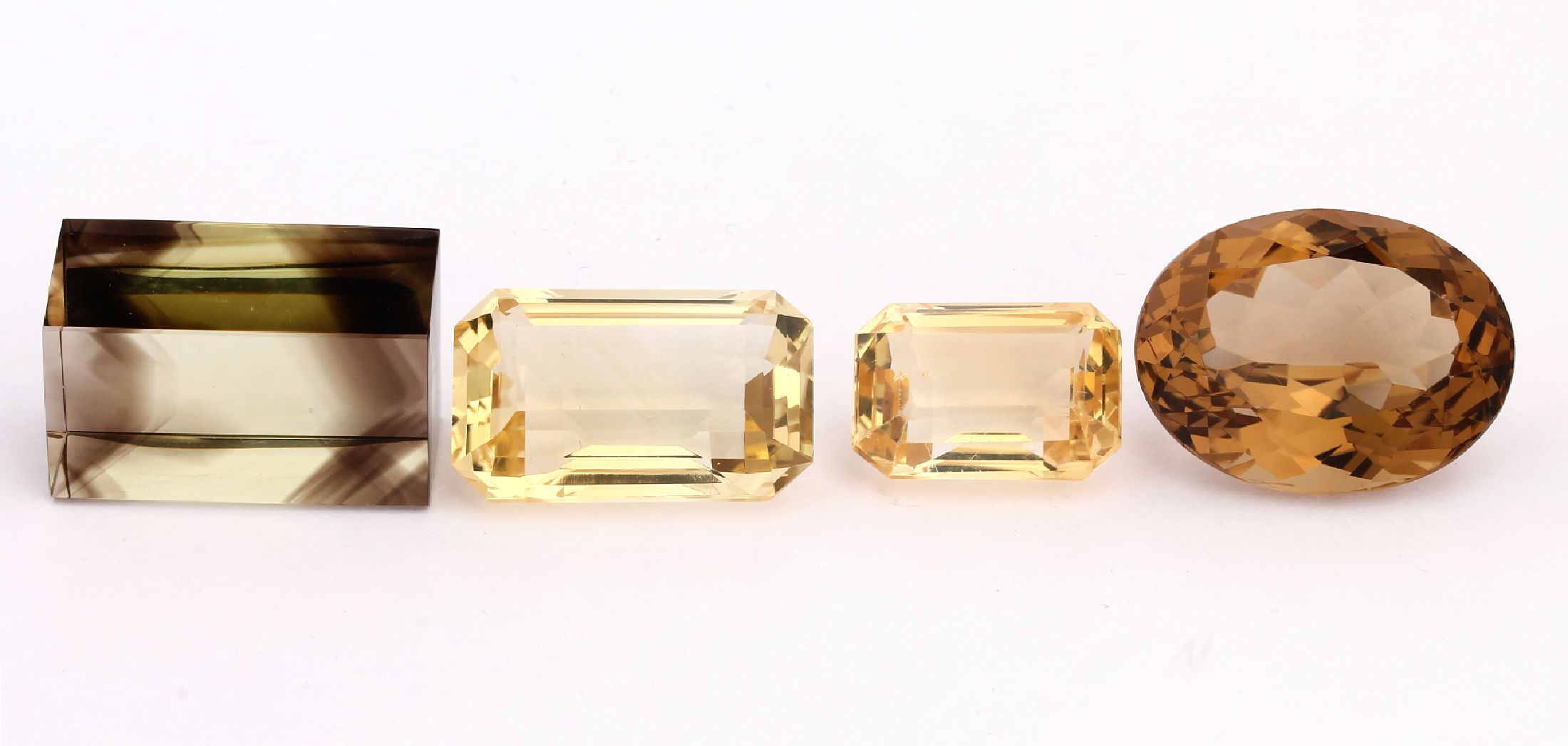 Lot 3 lose Citrine und 1 Prasiolith (beh.), zus. ca. 179.8 ct, versch. Schliffformen, Größen und Farbnuancen