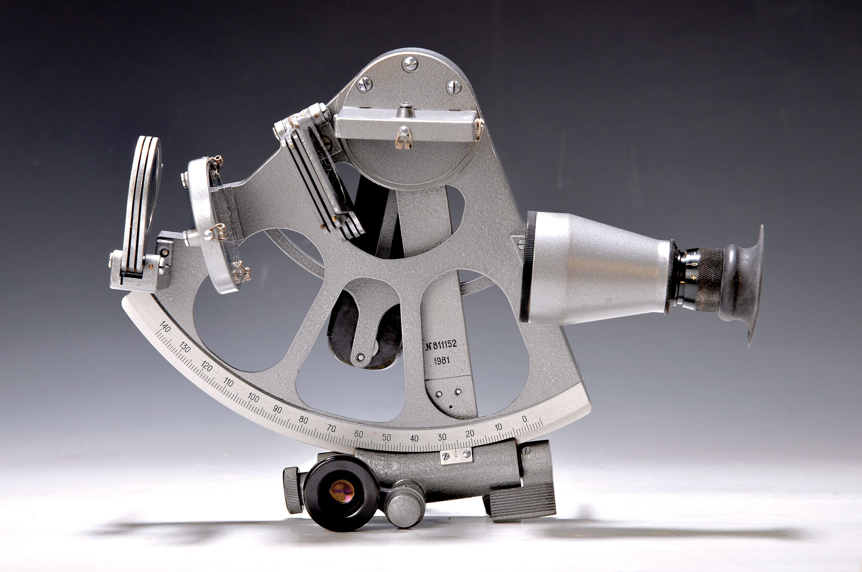 Sextant, russisch, UdSSR, datiert 1981, grauer Hammerschlaglack, in orig. Holzbox, ca. 12x23x26cm