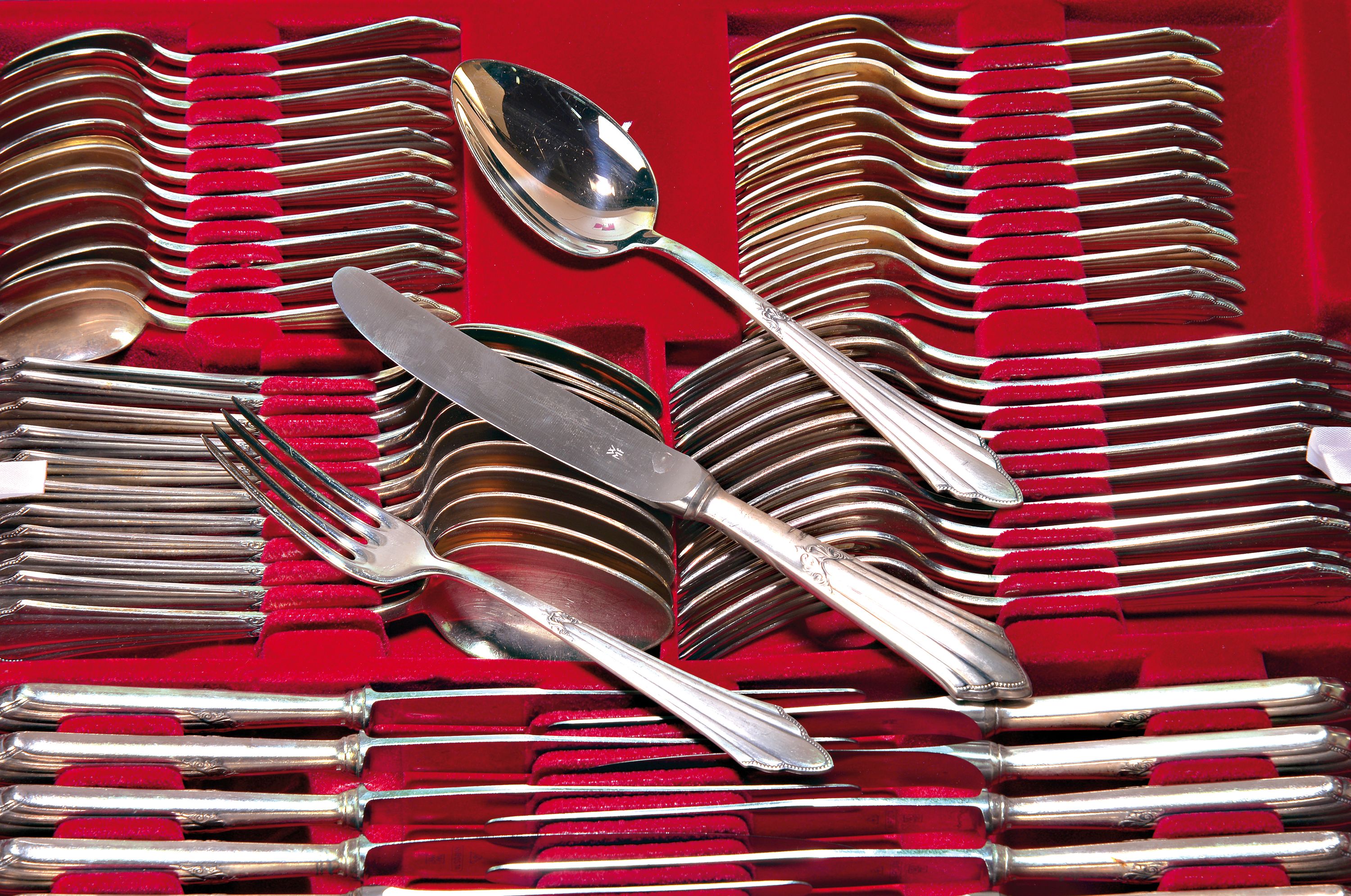 143-teiliges Tafelbesteck, deutsch, WMF, Fächerdekor, 90er Silberauflage, 12 Messer, 12 Gabeln, 12 Löffel, 22 Kaffeelöffel, 14 Kuchengabeln, 14 ...