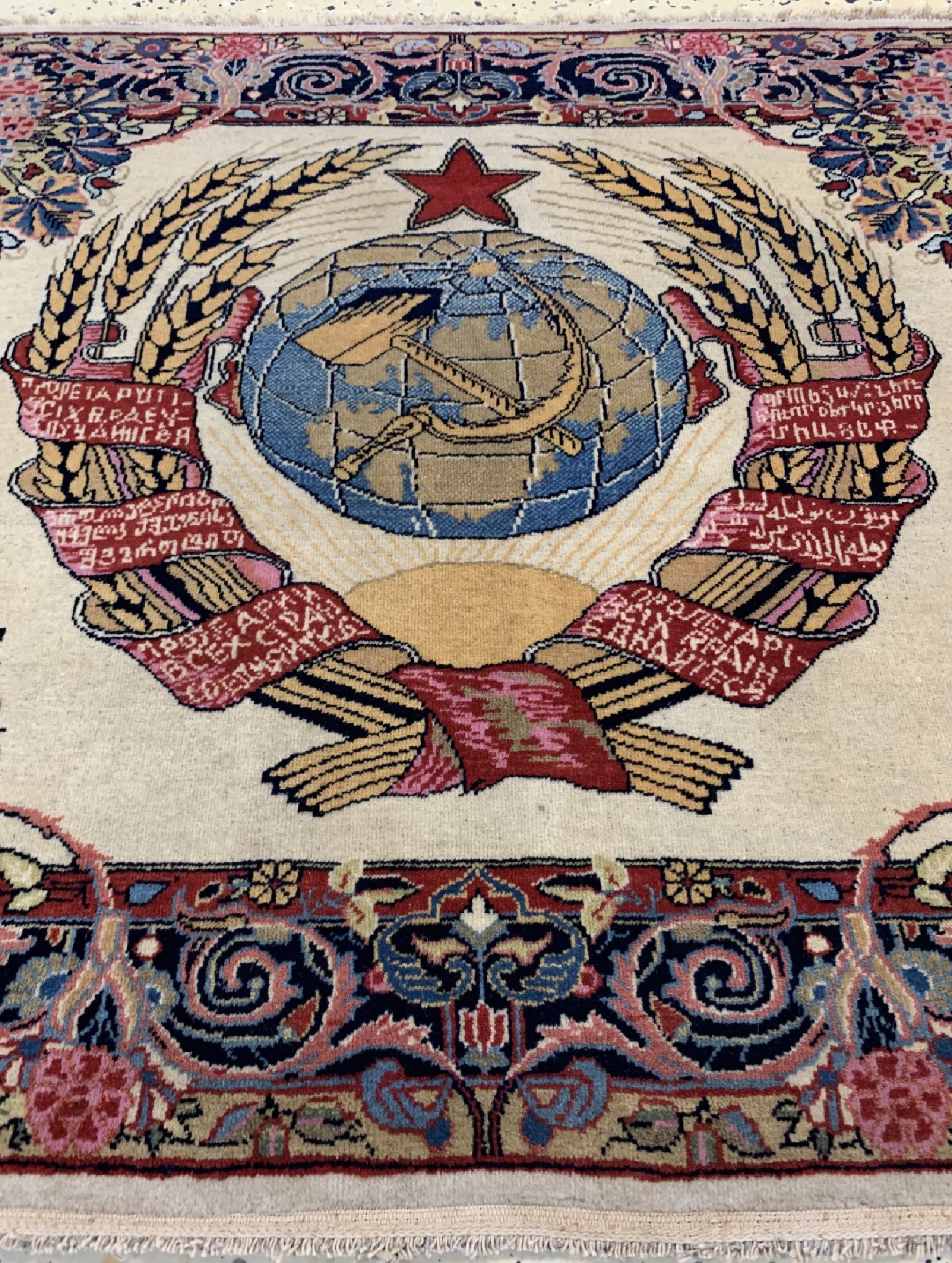 Detail c: Keschan Kork"U.D.S.S.R-Wappen", Persien, um 1920/1930, Korkwolle auf Baumwolle, ca. 74 x 98 cm, EHZ: 2