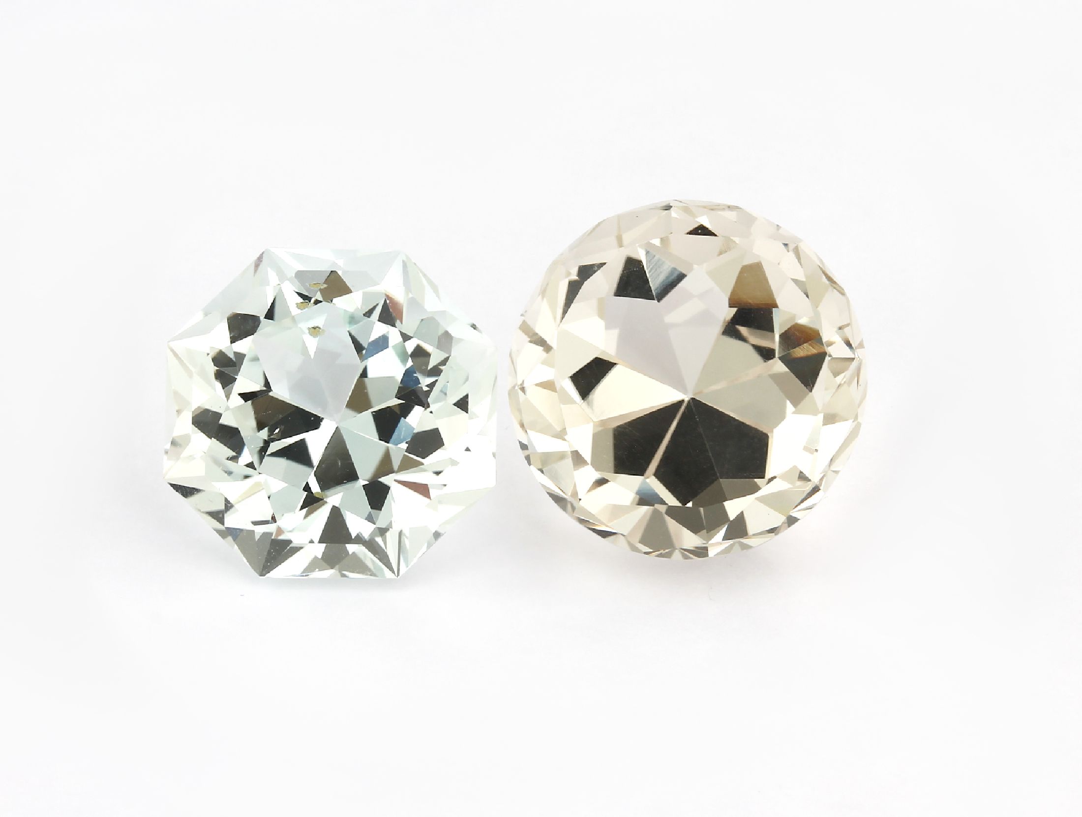 Lot 2 lose Topase, ca. 89.1 ct, 1 x rundfacett., 1 x Fantasieschliff, versch. Farbnuancen