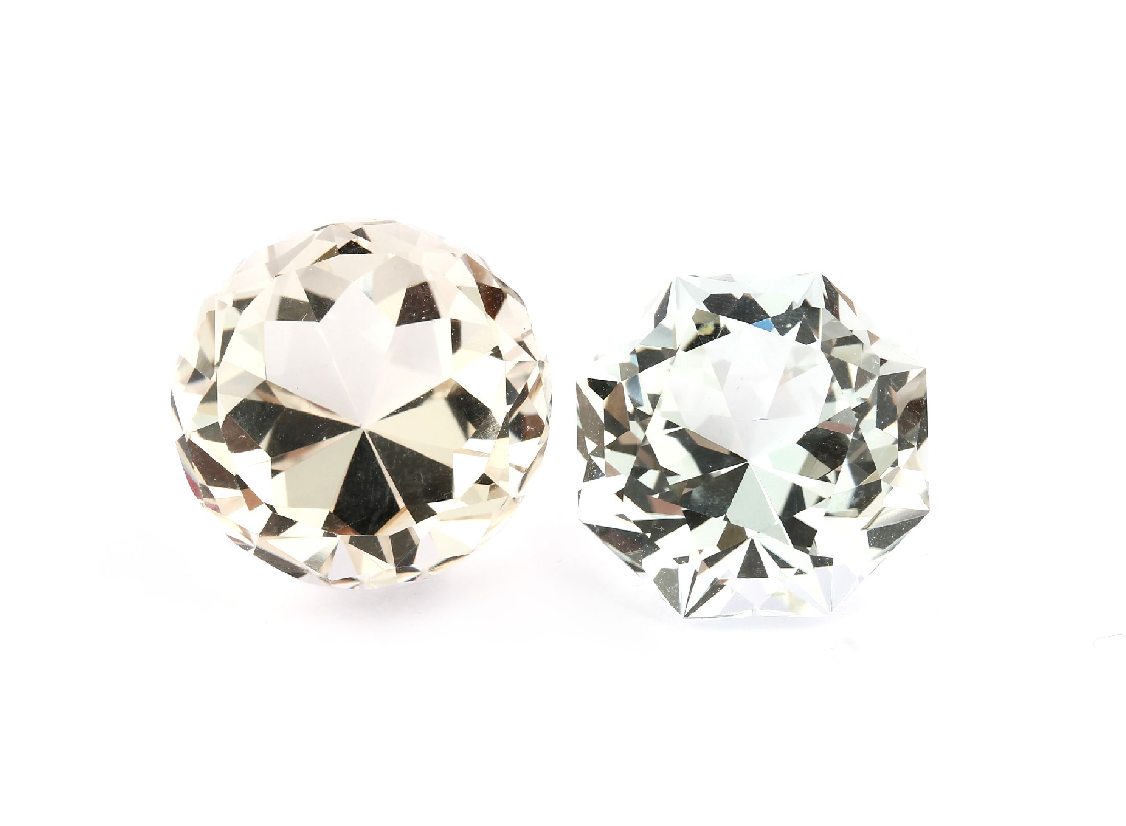 Detail a: Lot 2 lose Topase, ca. 89.1 ct, 1 x rundfacett., 1 x Fantasieschliff, versch. Farbnuancen