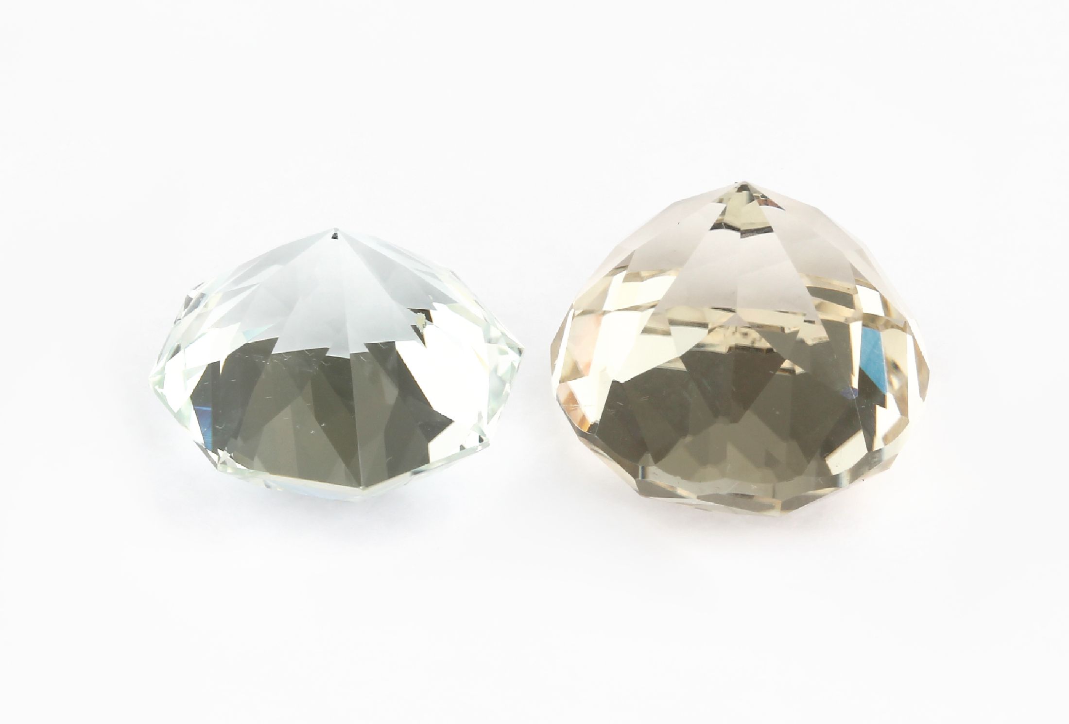 Detail b: Lot 2 lose Topase, ca. 89.1 ct, 1 x rundfacett., 1 x Fantasieschliff, versch. Farbnuancen