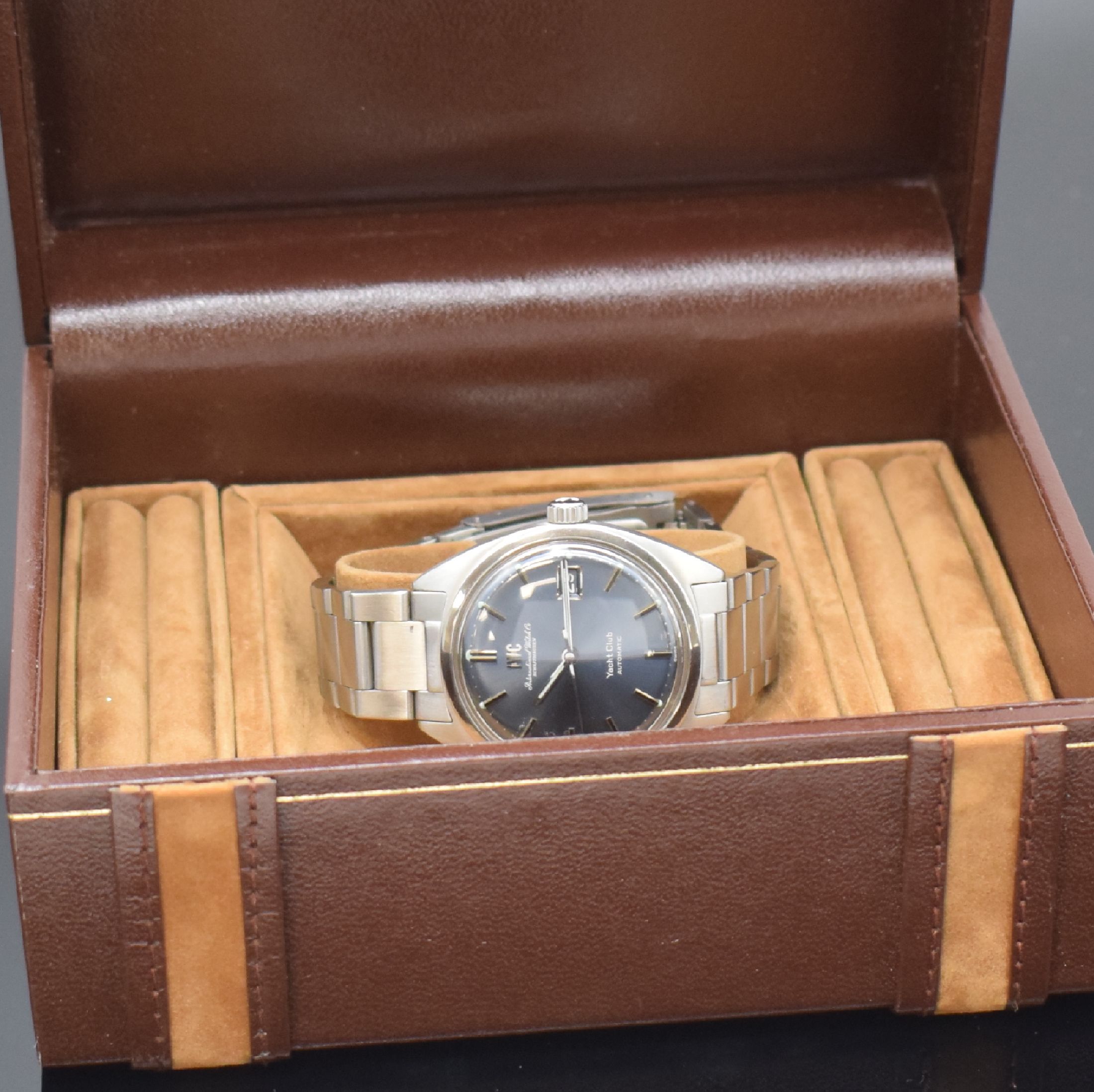 Detail h: IWC Yacht-Club Herrenarmbanduhr in Stahl Referenz 811 AD,, Schweiz um 1971, Automatik, verschr. Geh., Boden m. Widmung, orig. Gliederband m. ...