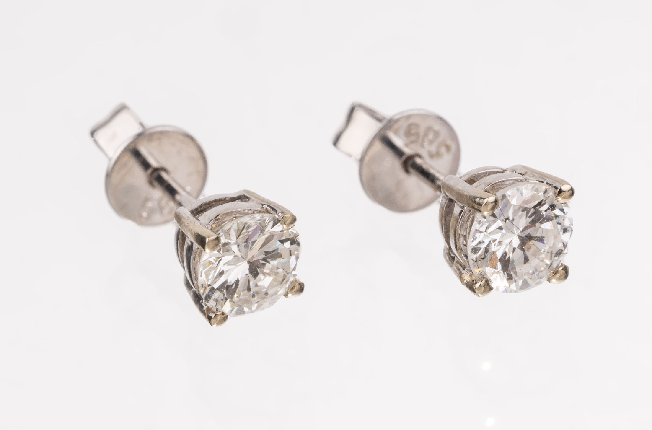 14 kt Gold Brillant-Ohrstecker, WG 585/000,2 Brillanten zus. ca. 0.70 ct Weiß/si