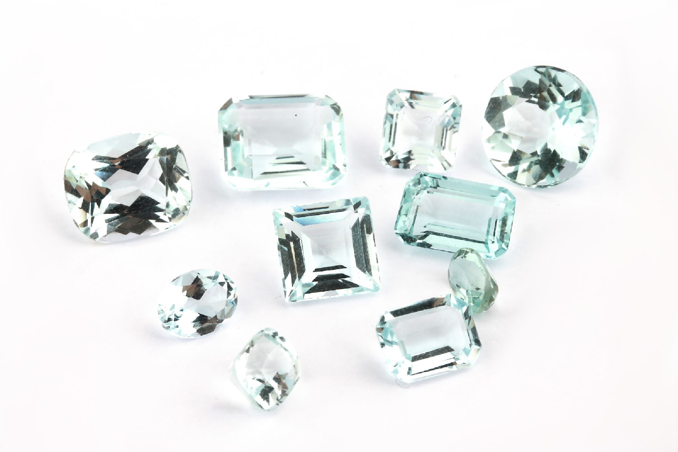 Lot 10 lose Aquamarine, ca. 29.4 ct, versch. Schliffformen, Größen und Farbnuancen